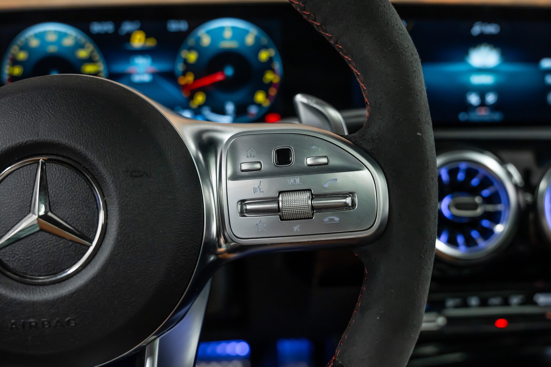 MERCEDES-BENZ CLA 35 AMG 4Matic 7G-DCT *Manufaktur*Aerodynamik-Plus*Panorama*360*-image-22