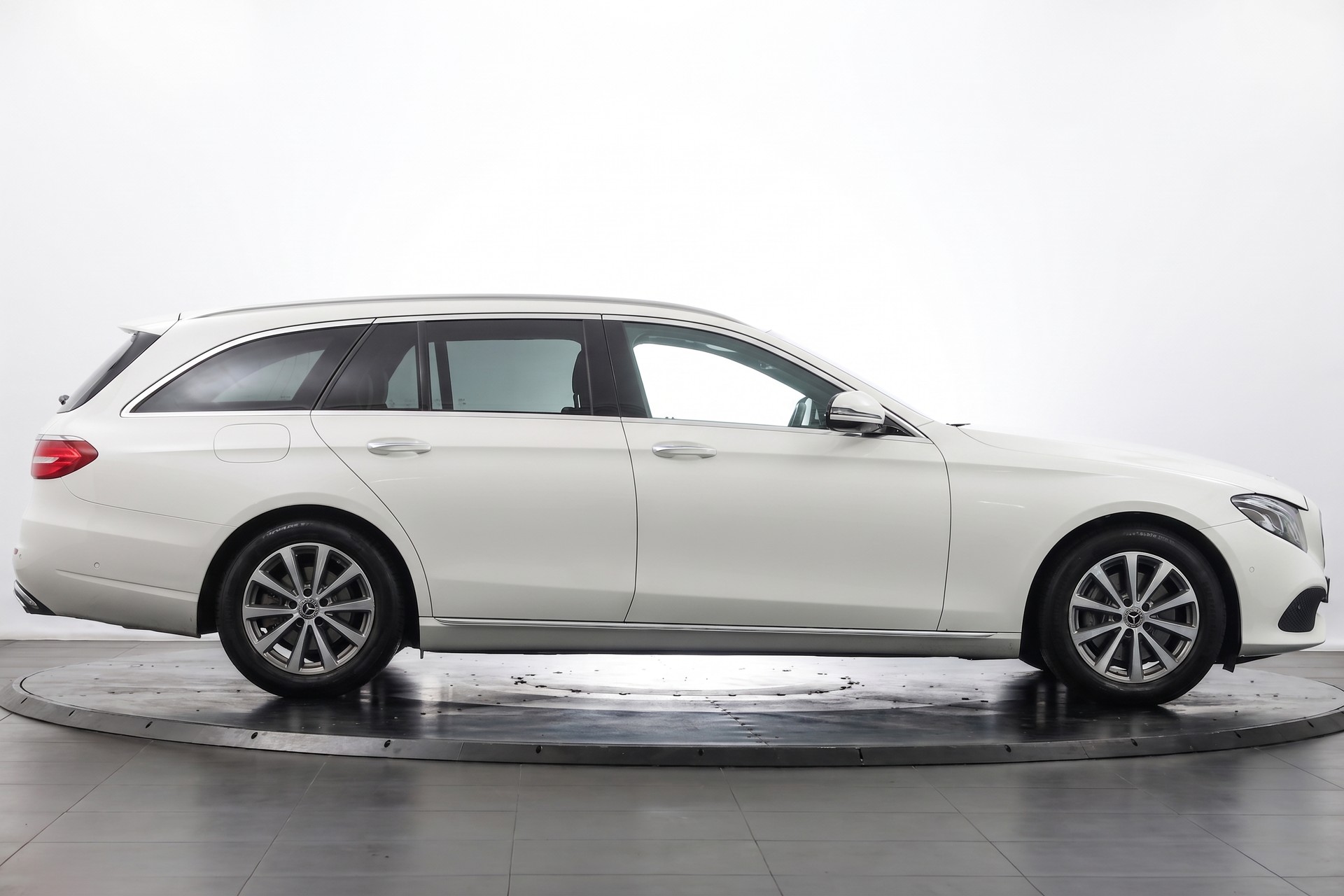 MERCEDES-BENZ E 200 Avantgarde 4 Matic 9G-Tronic-image-4