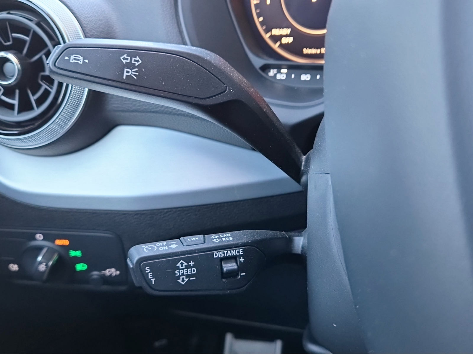 AUDI Q2 40 TFSI S line Attraction quattro S-tronic Daytonagrau Perleffekt-image-14