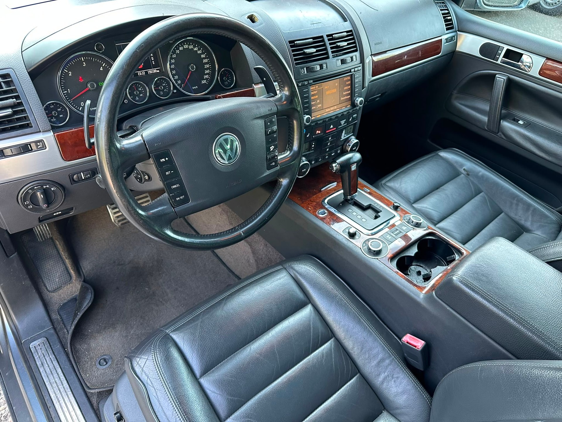 VW Touareg 5.0 TDI V10 Automatic-image-16