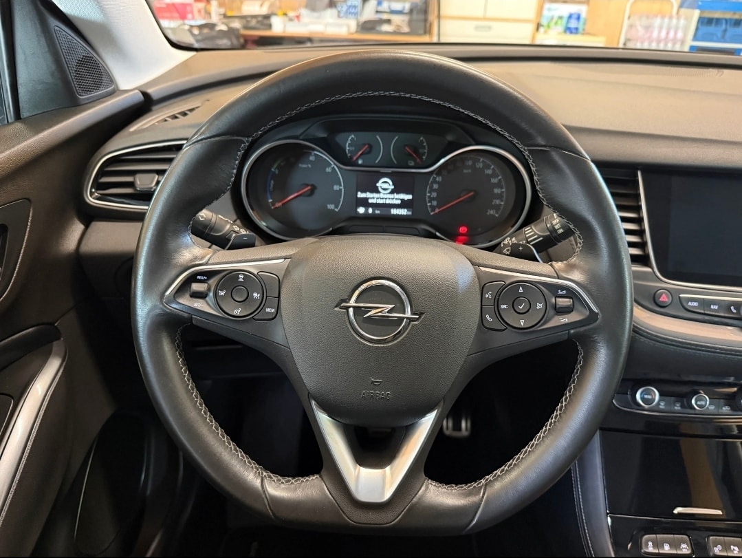 OPEL Grandland X 1.6 Hybrid4 Ultimate Automatik-image-9