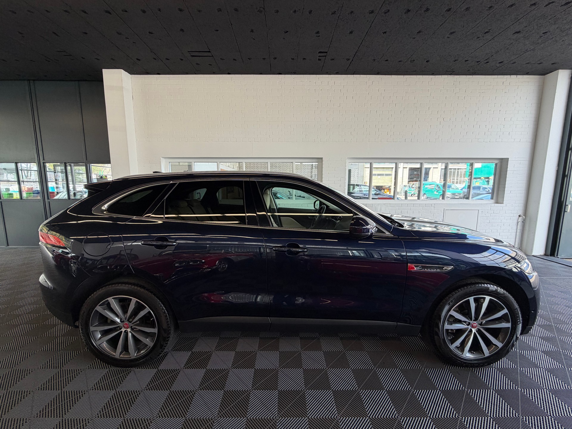 JAGUAR F-Pace 3.0 TD Prestige AWD Automatik-image-1