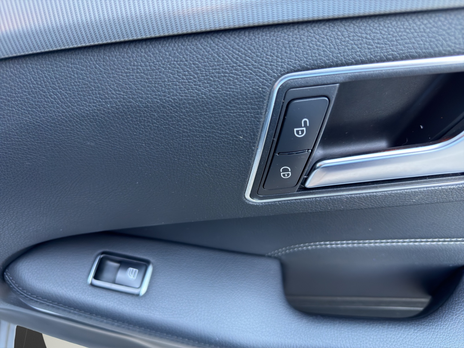 MERCEDES-BENZ E 250 BlueTEC Avantgarde 4Matic 7G-Tronic-image-16