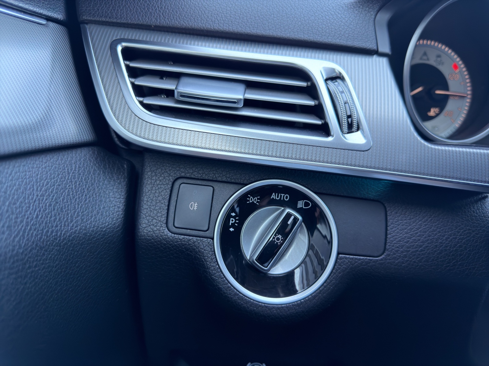 MERCEDES-BENZ E 250 BlueTEC Avantgarde 4Matic 7G-Tronic-image-24