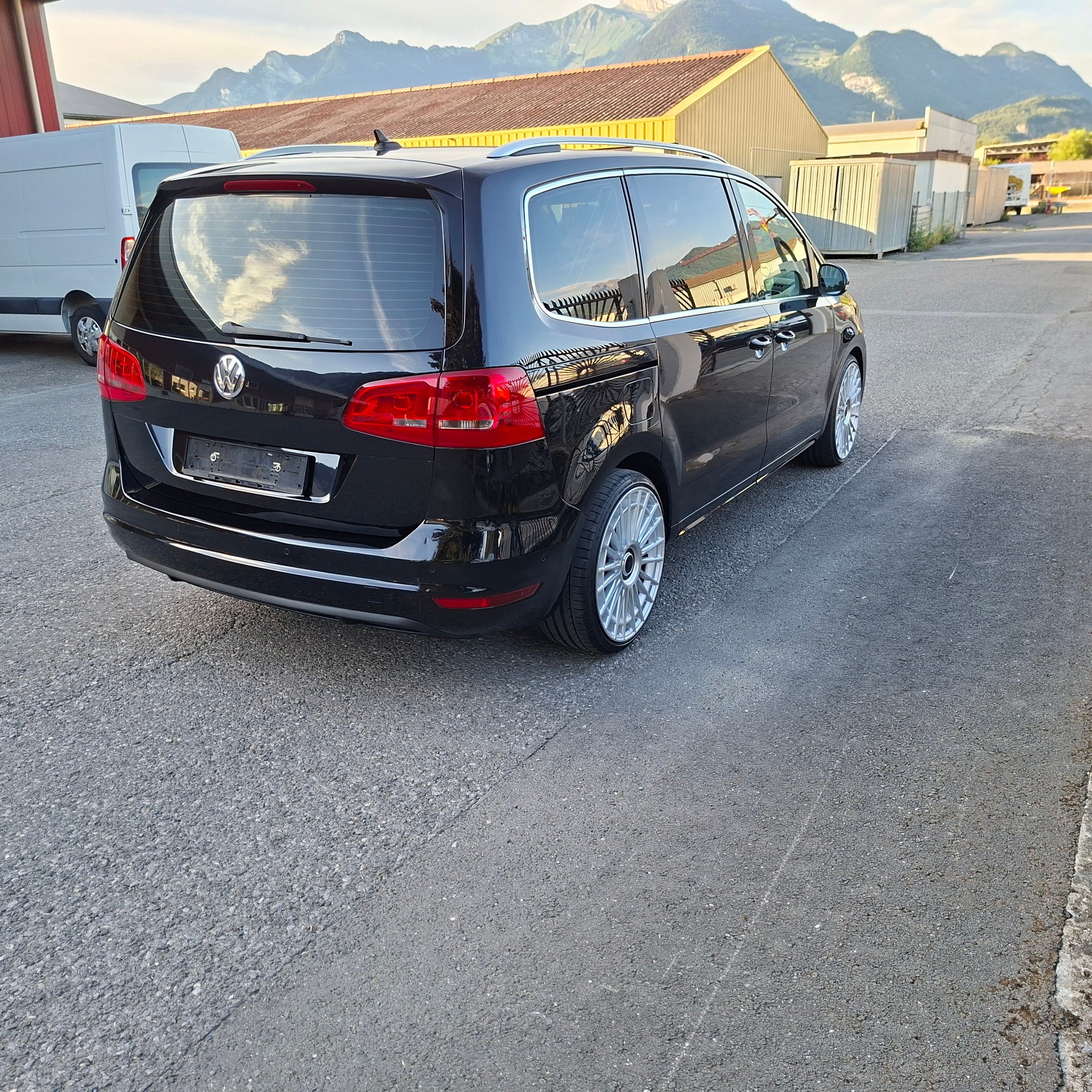 VW Sharan 2.0 TDI BlueMotion Technology Highline DSG-image-5