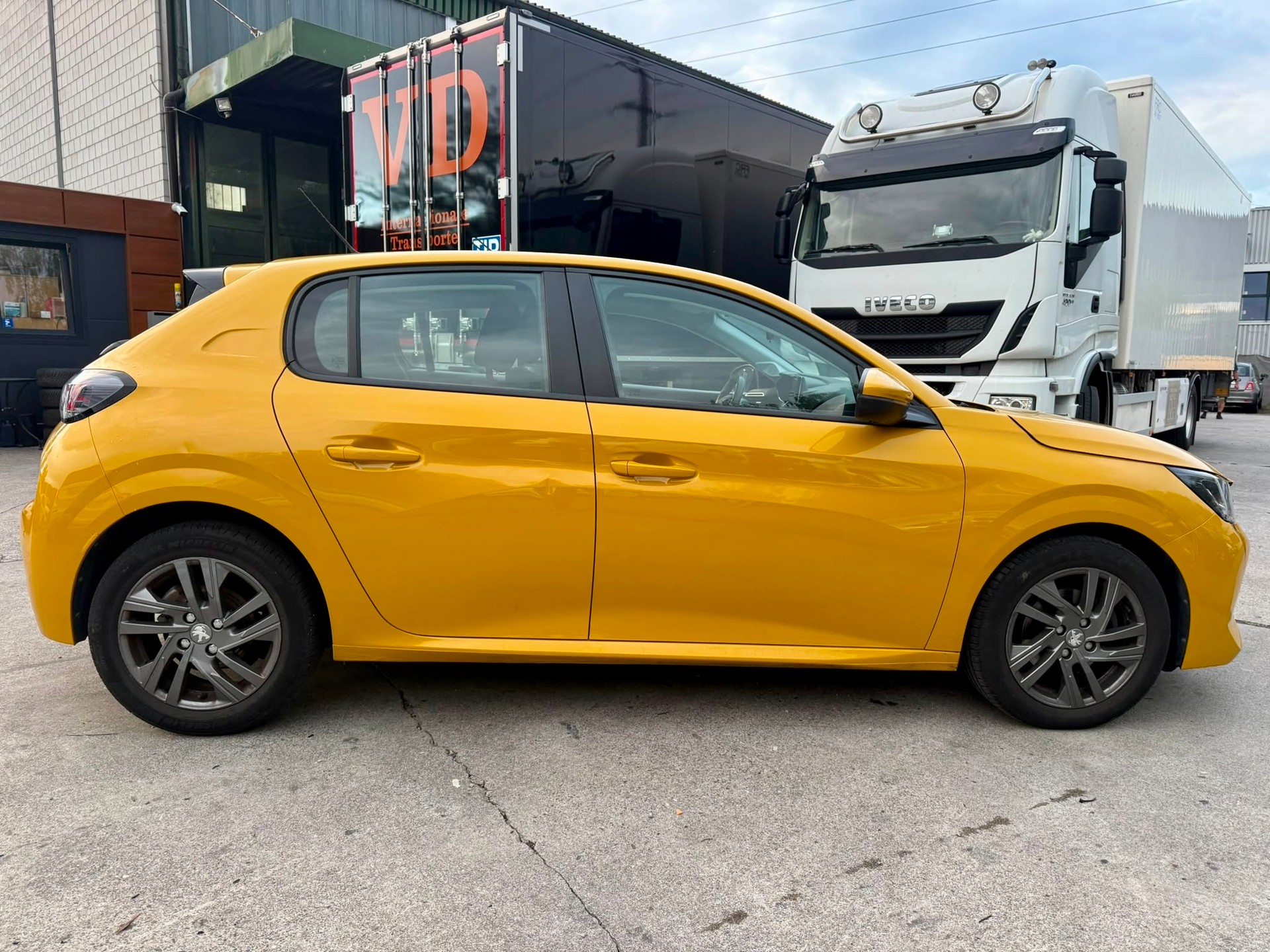 PEUGEOT 208 1.2 PureTech Active Pack-image-4