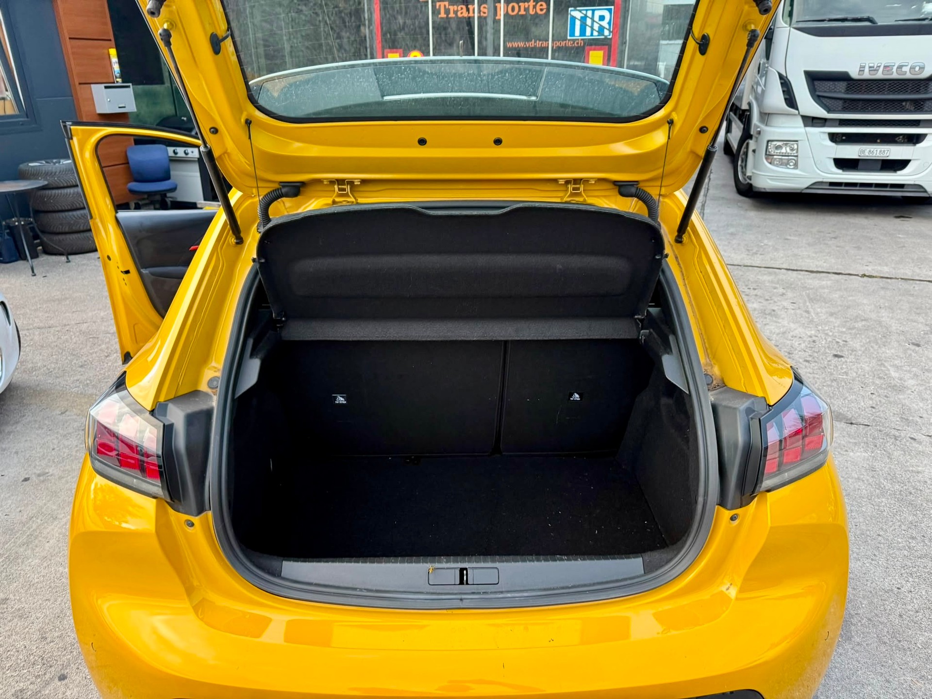 PEUGEOT 208 1.2 PureTech Active Pack-image-8