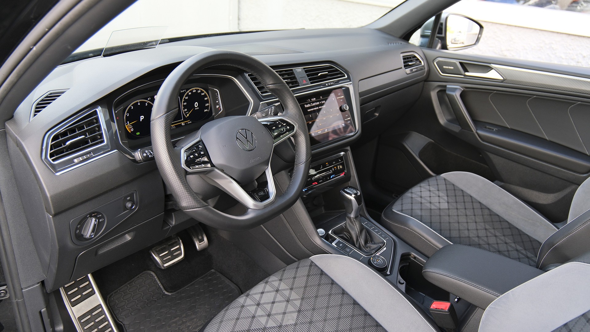 VW Tiguan Allspace 2.0TSI R-Line 4Motion DSG-image-2