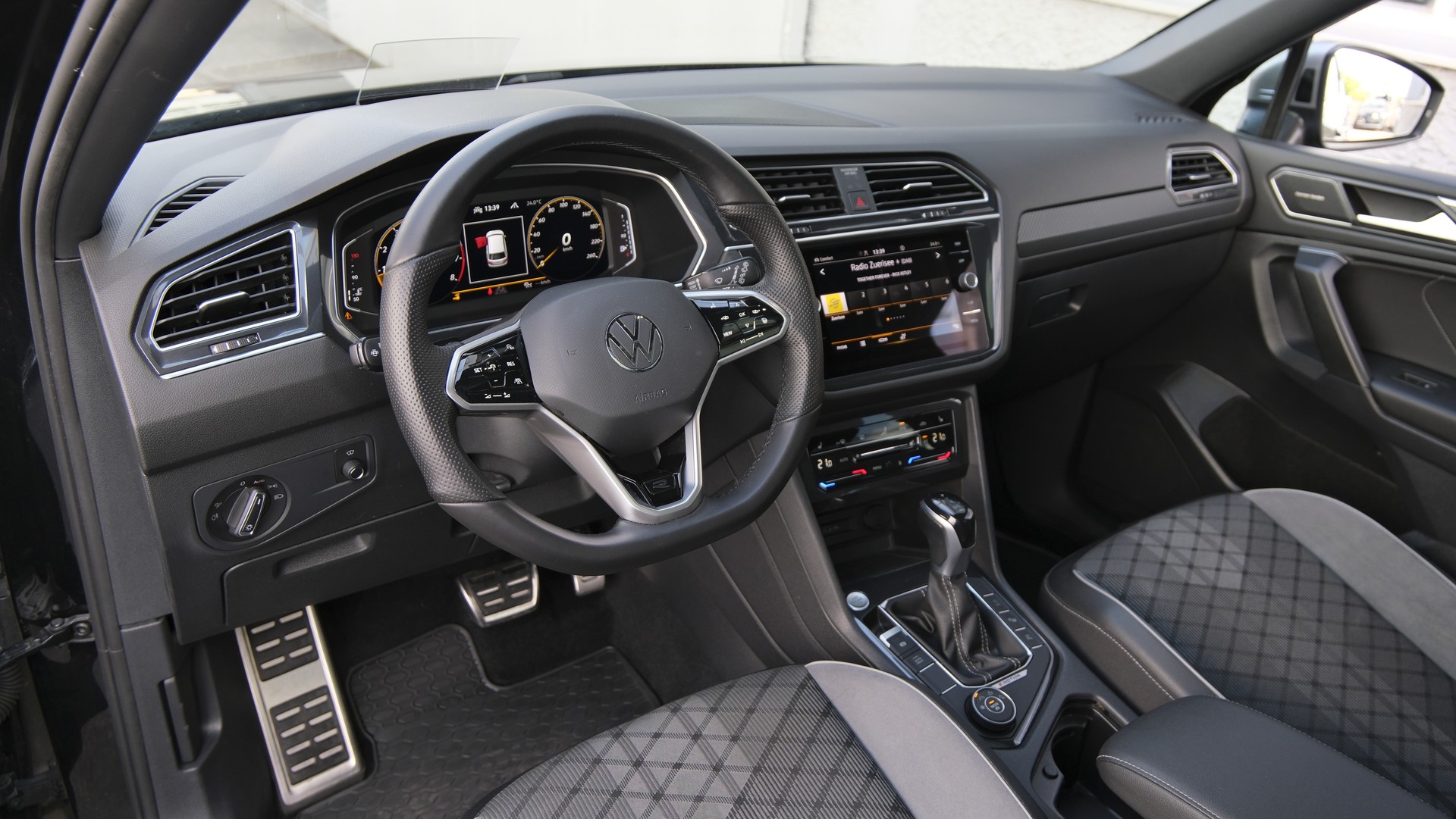 VW Tiguan Allspace 2.0TSI R-Line 4Motion DSG-image-18