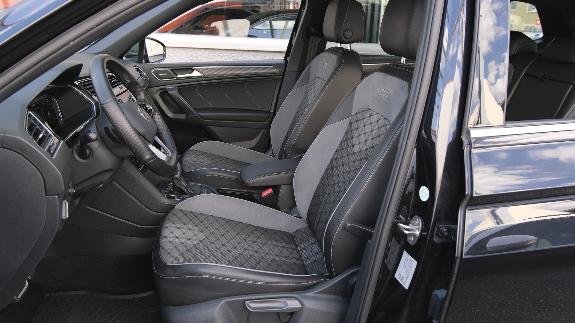 VW Tiguan Allspace 2.0TSI R-Line 4Motion DSG-image-3