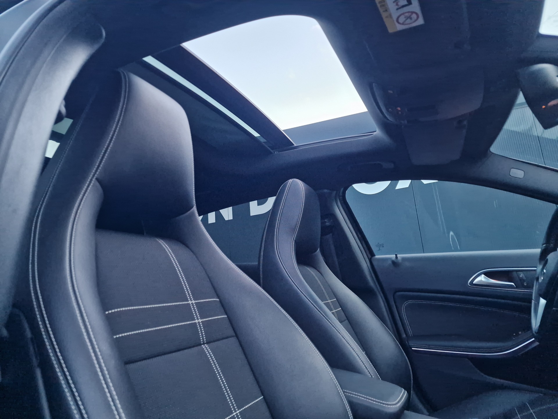 MERCEDES-BENZ GLA 250 Urban 4Matic 7G-DCT-image-12
