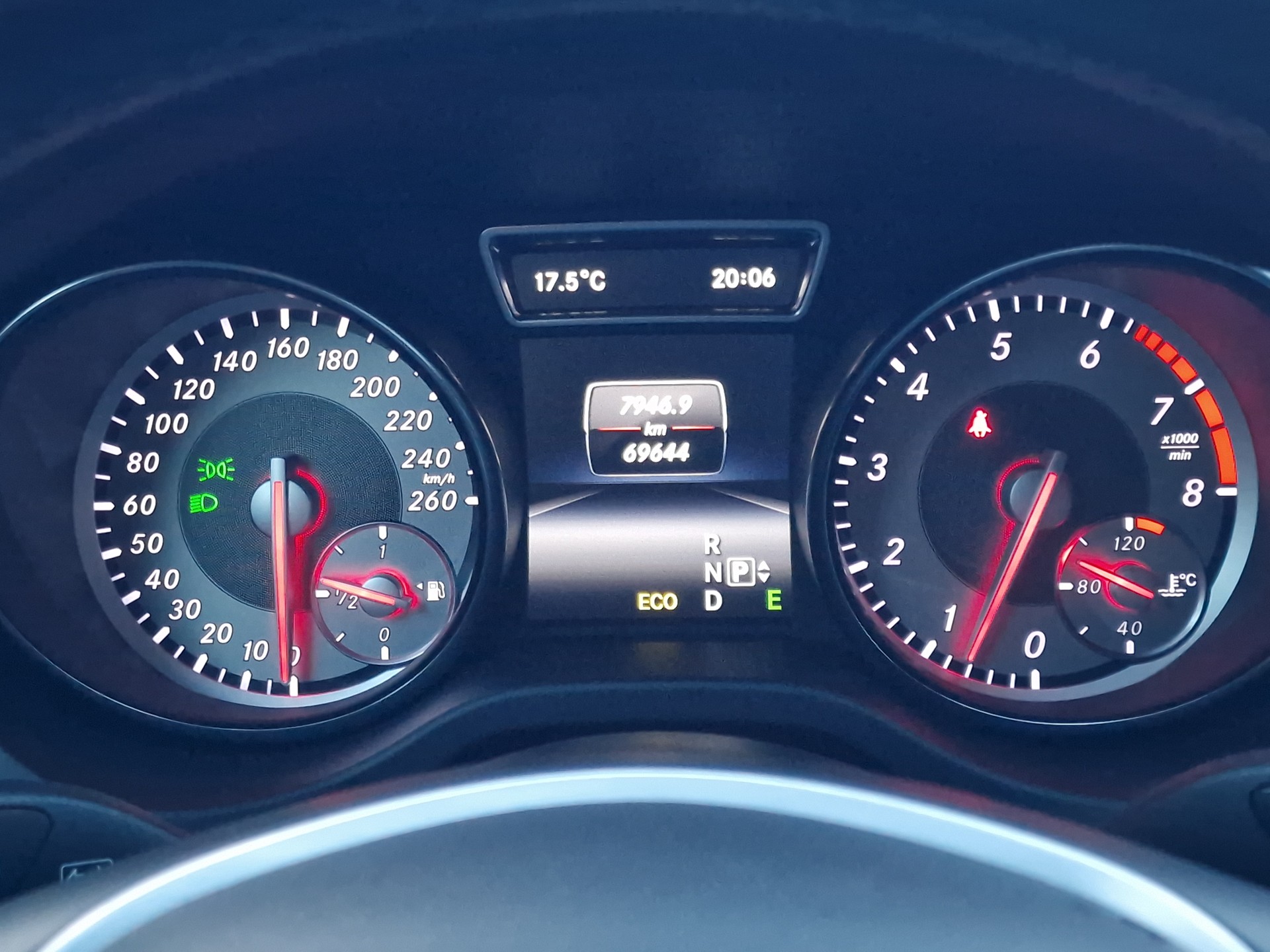MERCEDES-BENZ GLA 250 Urban 4Matic 7G-DCT-image-11