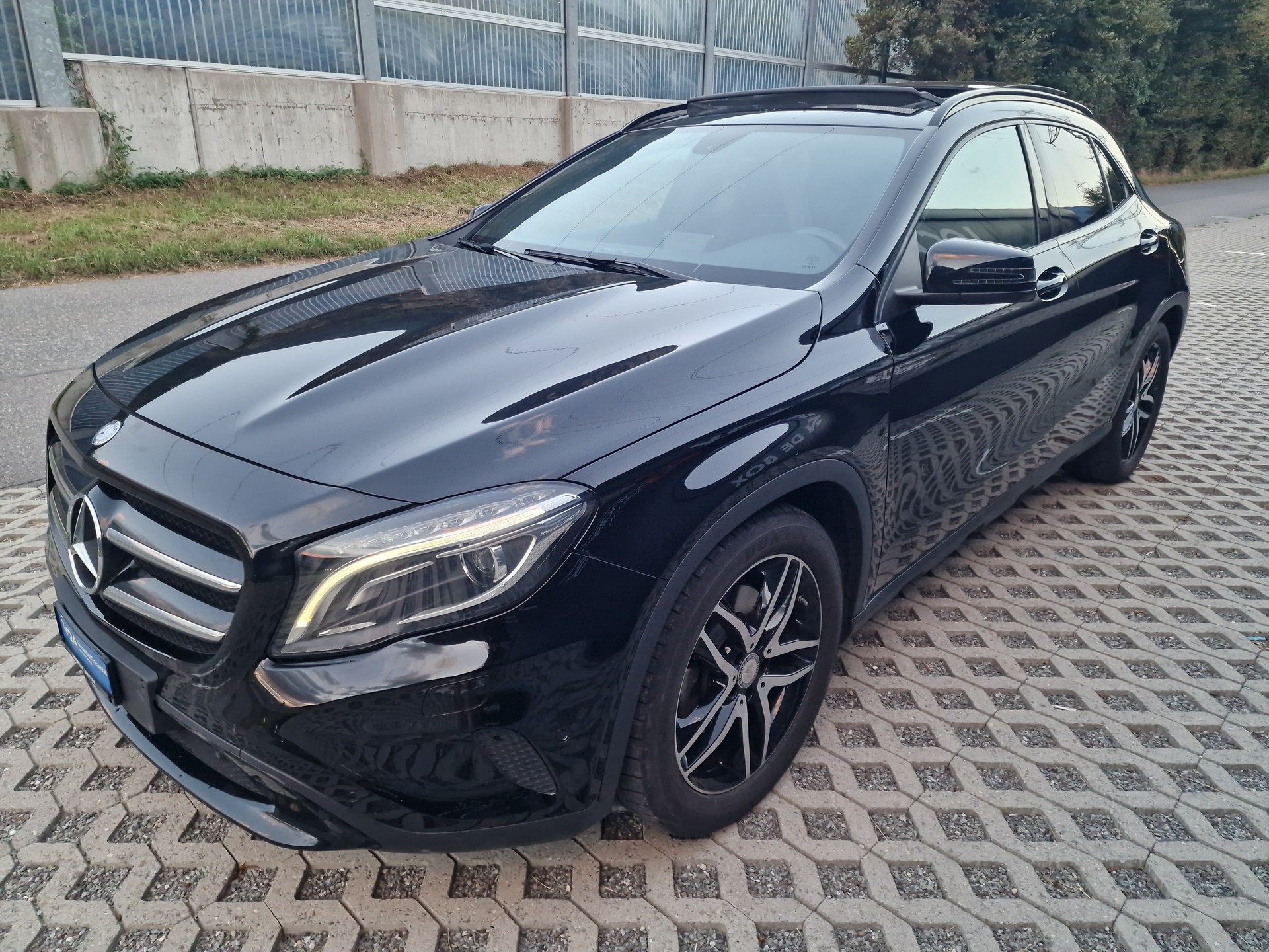 MERCEDES-BENZ GLA 250 Urban 4Matic 7G-DCT-image-2
