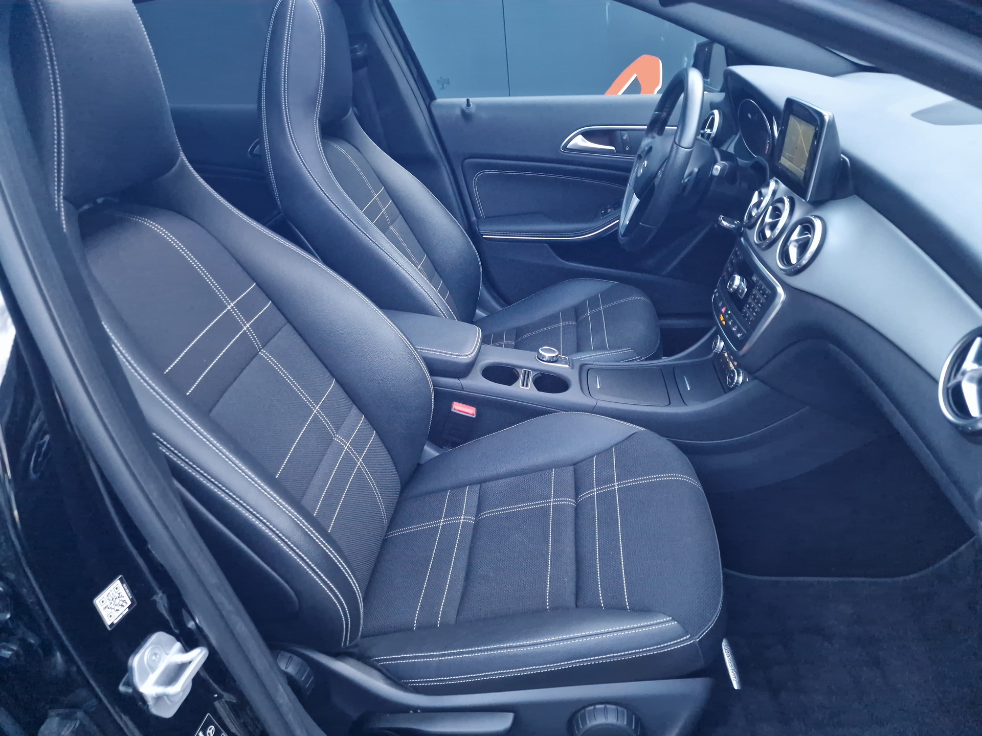 MERCEDES-BENZ GLA 250 Urban 4Matic 7G-DCT-image-7