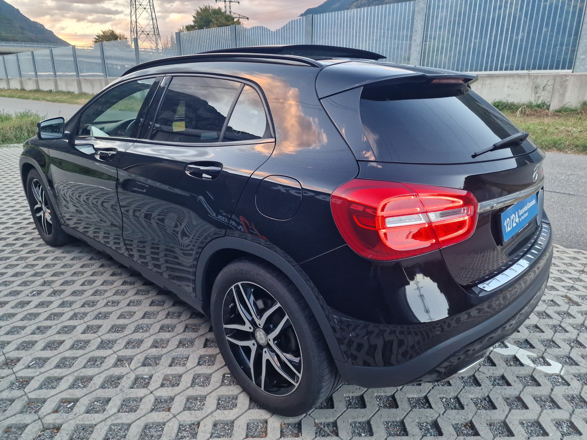 MERCEDES-BENZ GLA 250 Urban 4Matic 7G-DCT-image-4