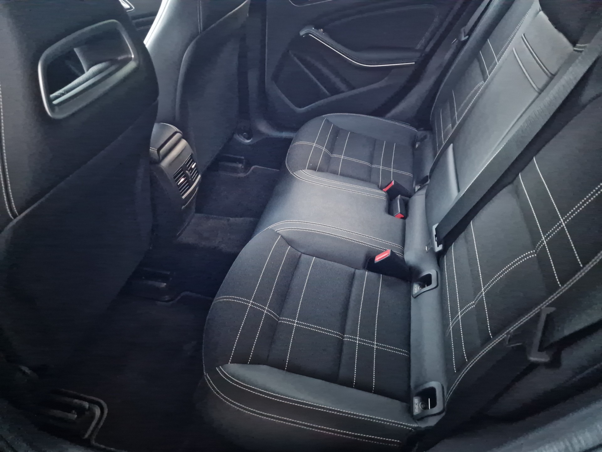 MERCEDES-BENZ GLA 250 Urban 4Matic 7G-DCT-image-8