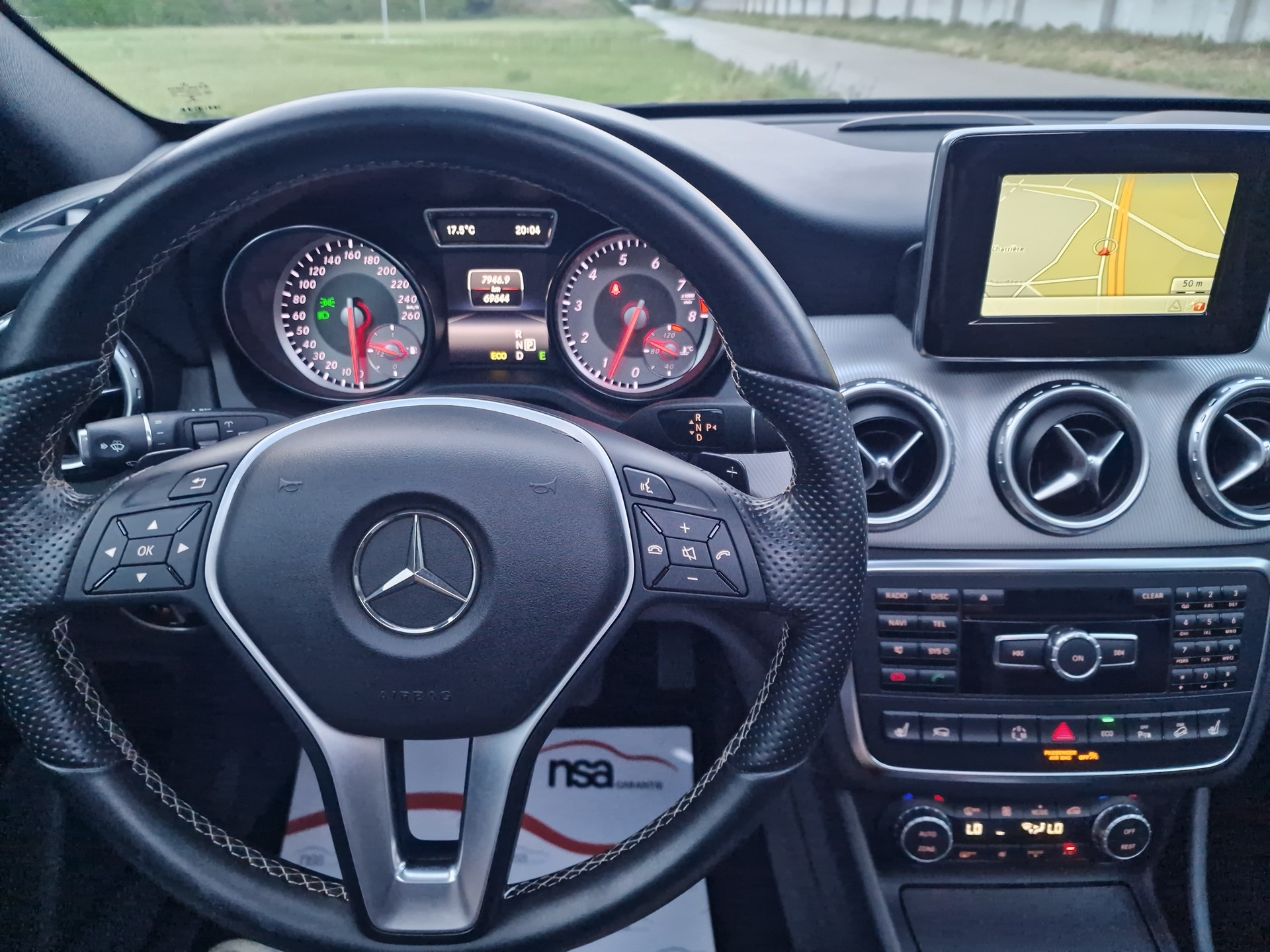 MERCEDES-BENZ GLA 250 Urban 4Matic 7G-DCT-image-9