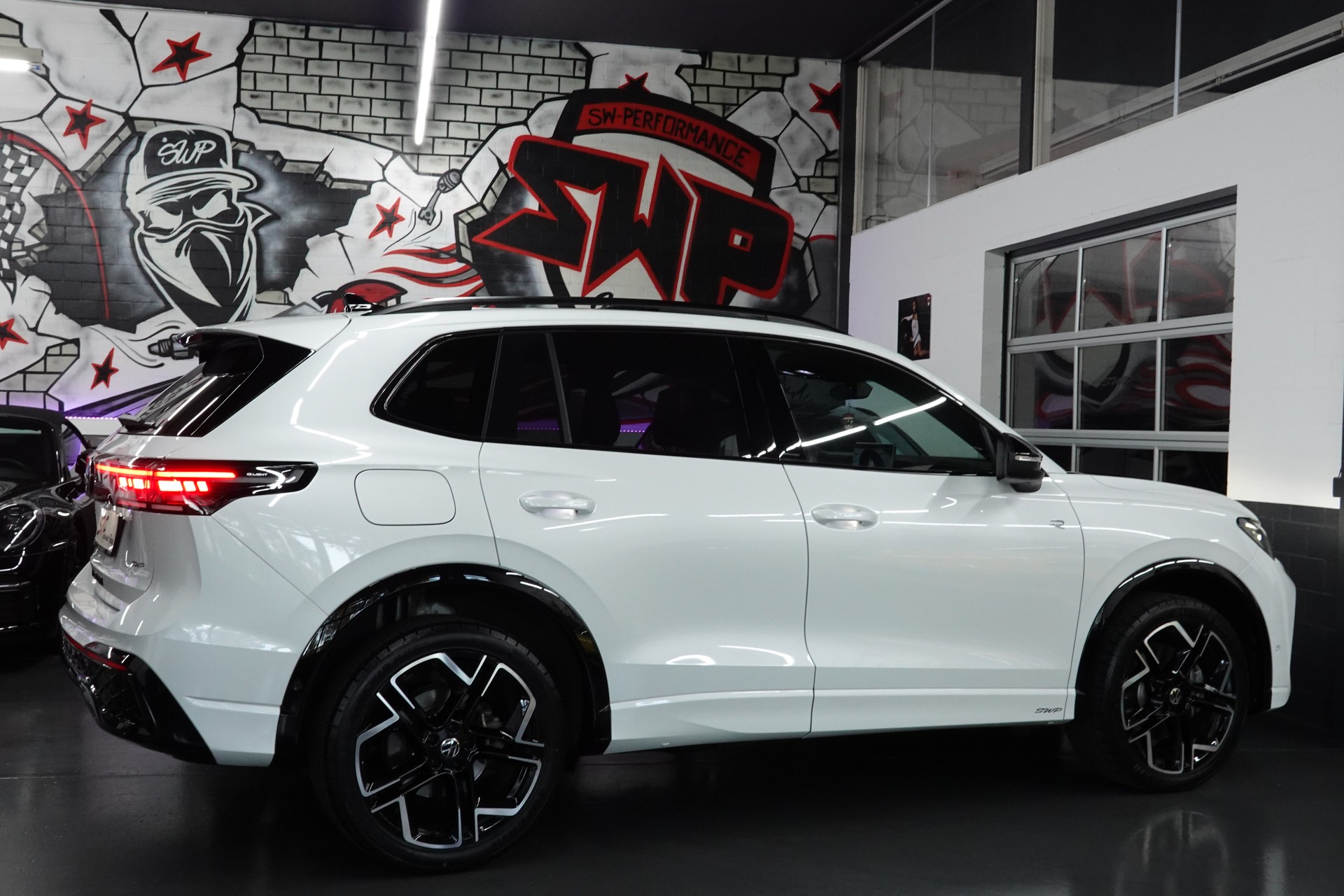 VW TIGUAN 2.0 TSI DSG R-LINE 4MOTION STANDHEIZUNG AHL 2,3t PERL FULL ON TOP-image-26