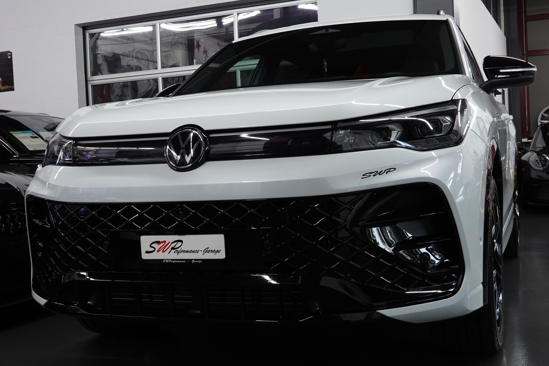 VW TIGUAN 2.0 TSI DSG R-LINE 4MOTION STANDHEIZUNG AHL 2,3t PERL FULL ON TOP-showroom-element-3