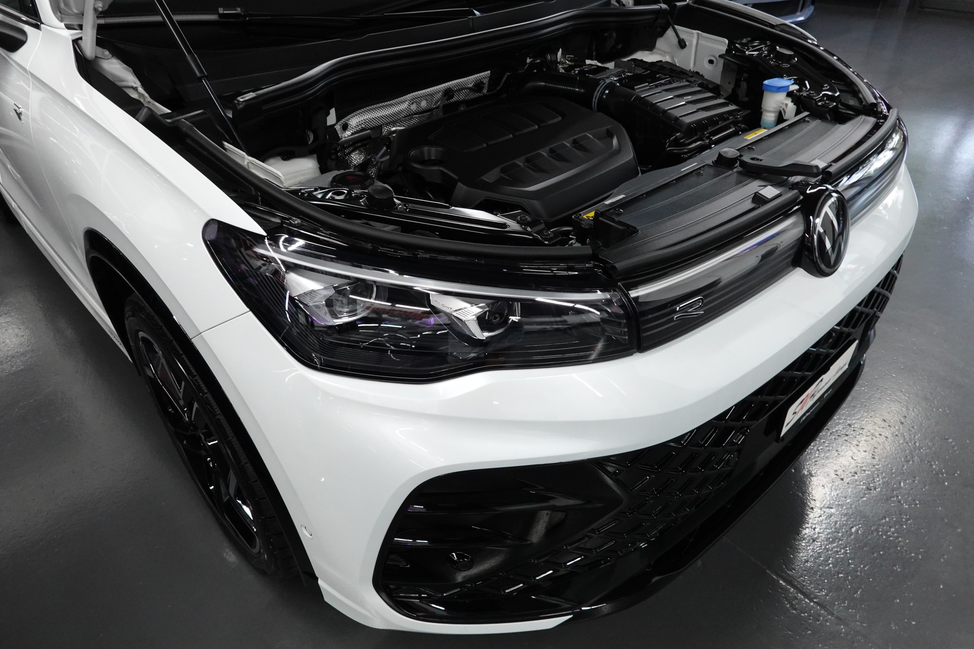 VW TIGUAN 2.0 TSI DSG R-LINE 4MOTION STANDHEIZUNG AHL 2,3t PERL FULL ON TOP-image-4