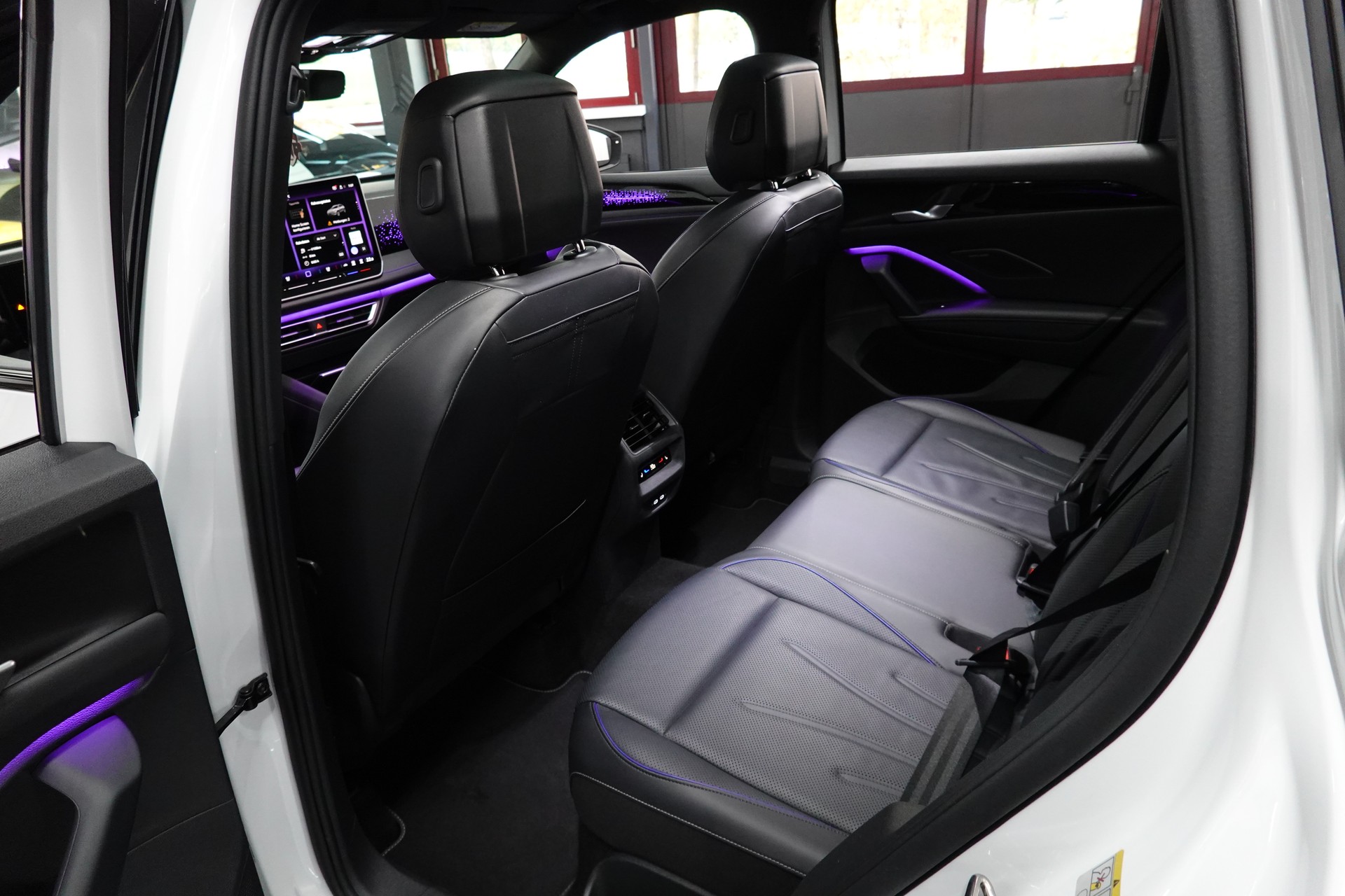 VW TIGUAN 2.0 TSI DSG R-LINE 4MOTION STANDHEIZUNG AHL 2,3t PERL FULL ON TOP-image-45