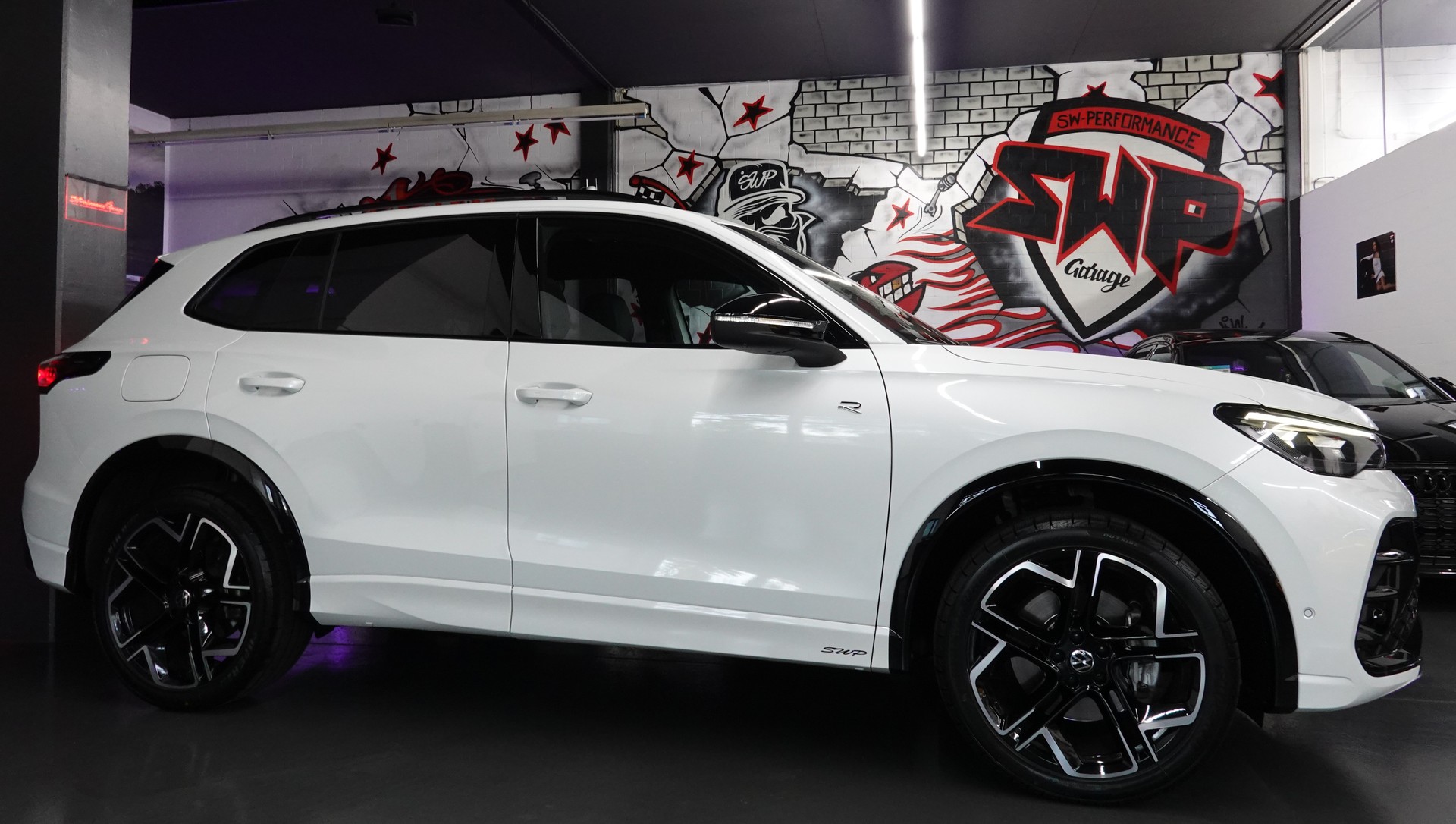 VW TIGUAN 2.0 TSI DSG R-LINE 4MOTION STANDHEIZUNG AHL 2,3t PERL FULL ON TOP-image-23