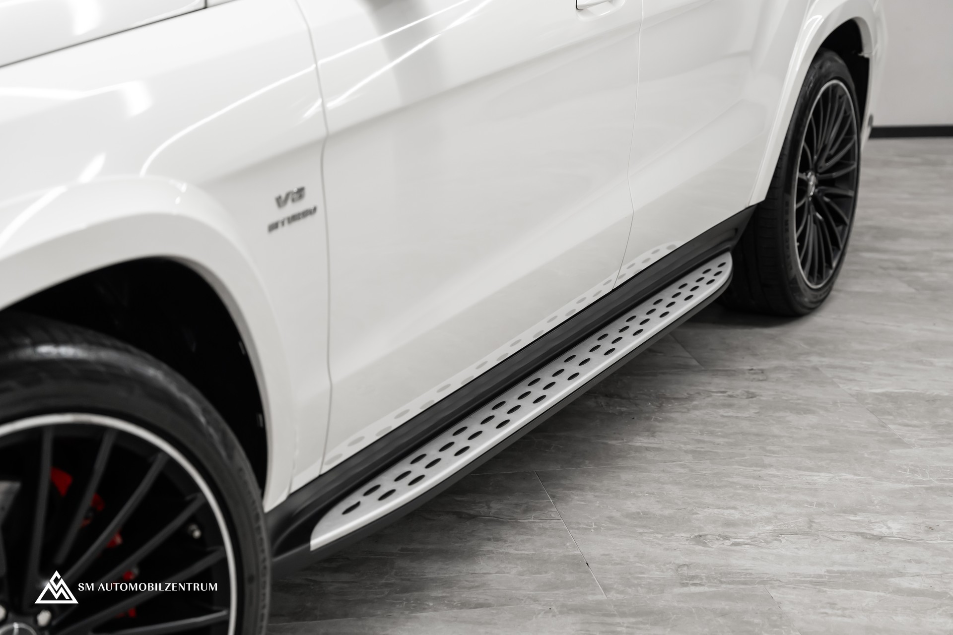 MERCEDES-BENZ GLS 63 V8 AMG / Panoramadach / 360° / Massage / Sitzbelüftung / Night Paket /-image-4
