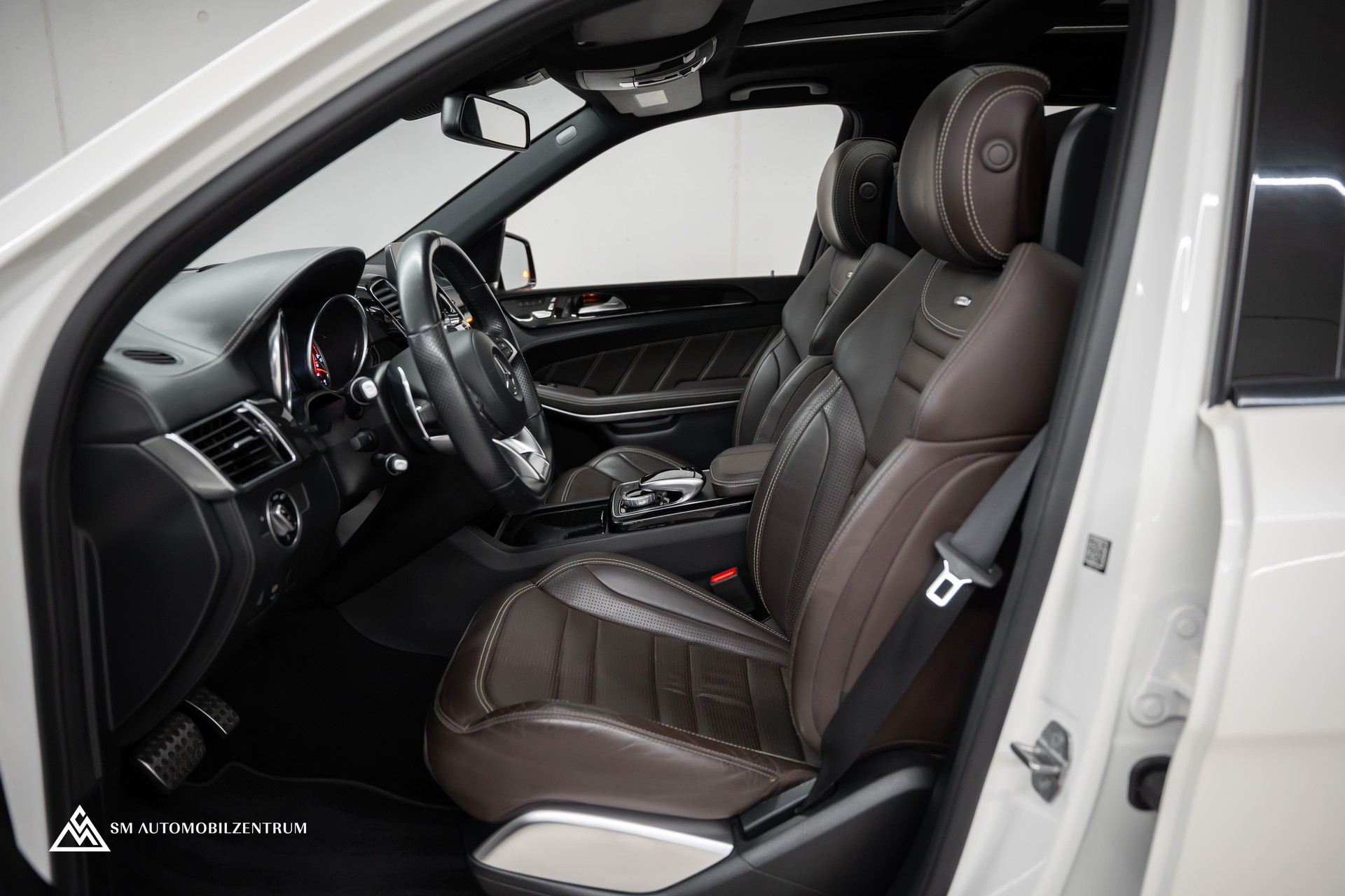MERCEDES-BENZ GLS 63 V8 AMG / Panoramadach / 360° / Massage / Sitzbelüftung / Night Paket /-image-17