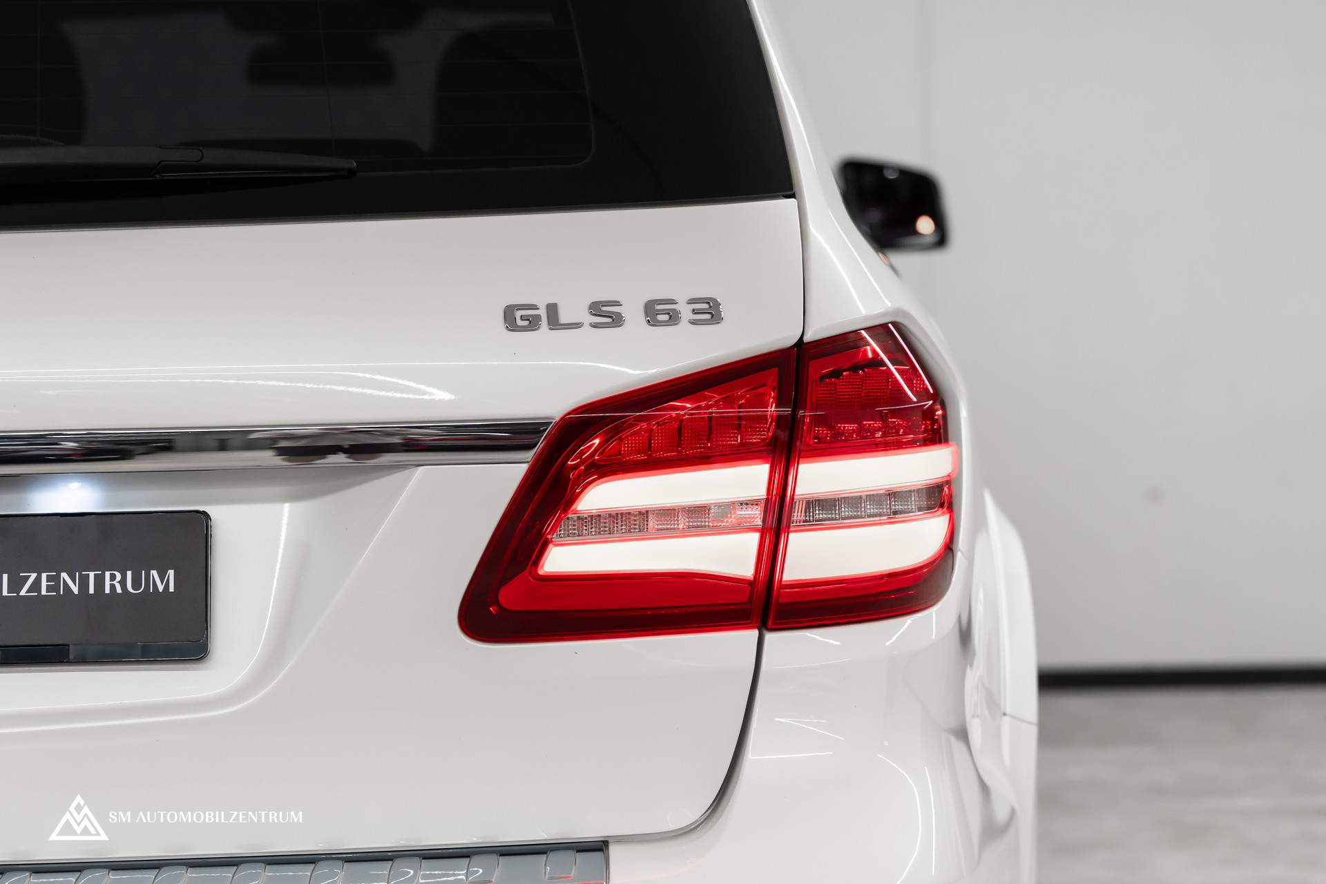 MERCEDES-BENZ GLS 63 V8 AMG / Panoramadach / 360° / Massage / Sitzbelüftung / Night Paket /-image-13