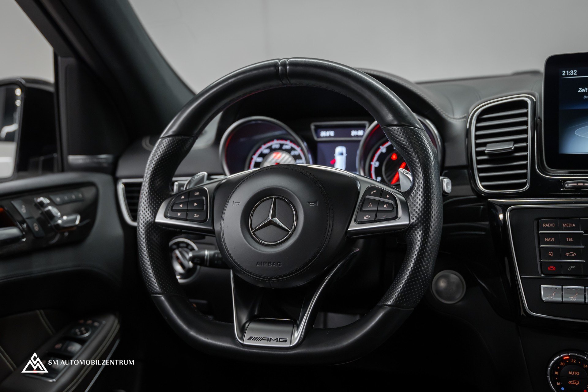 MERCEDES-BENZ GLS 63 V8 AMG / Panoramadach / 360° / Massage / Sitzbelüftung / Night Paket /-image-32