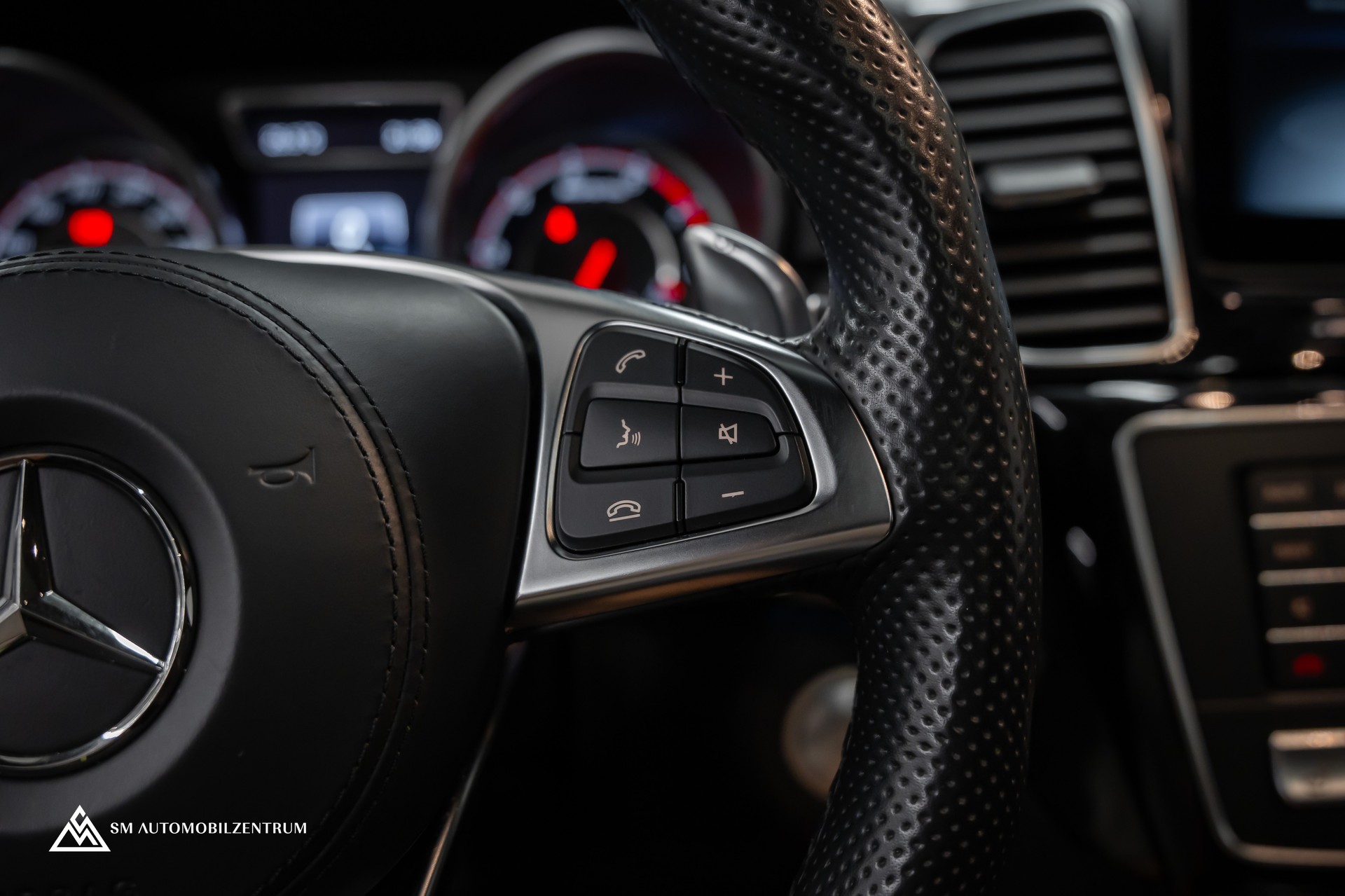 MERCEDES-BENZ GLS 63 V8 AMG / Panoramadach / 360° / Massage / Sitzbelüftung / Night Paket /-image-34