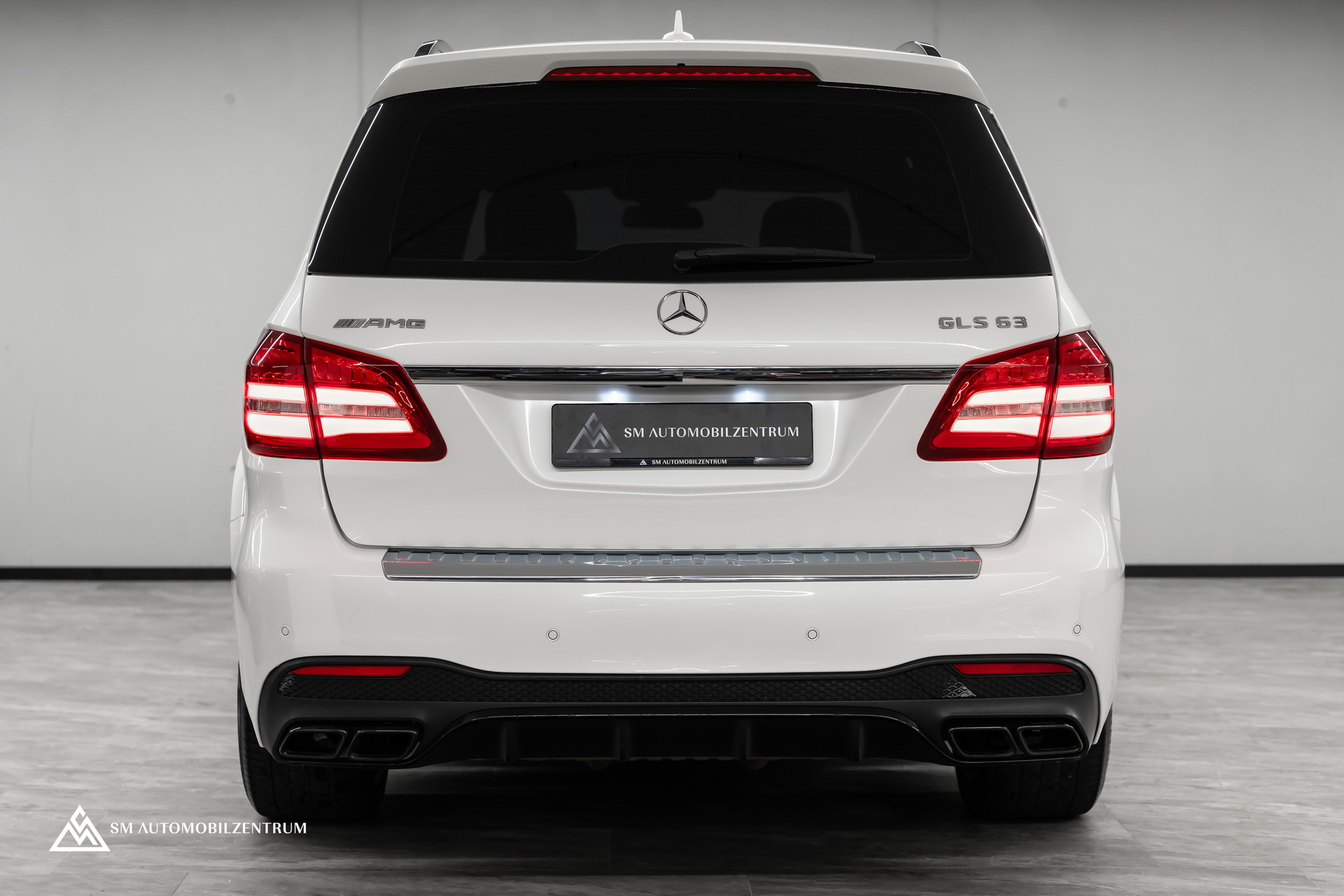 MERCEDES-BENZ GLS 63 V8 AMG / Panoramadach / 360° / Massage / Sitzbelüftung / Night Paket /-image-12