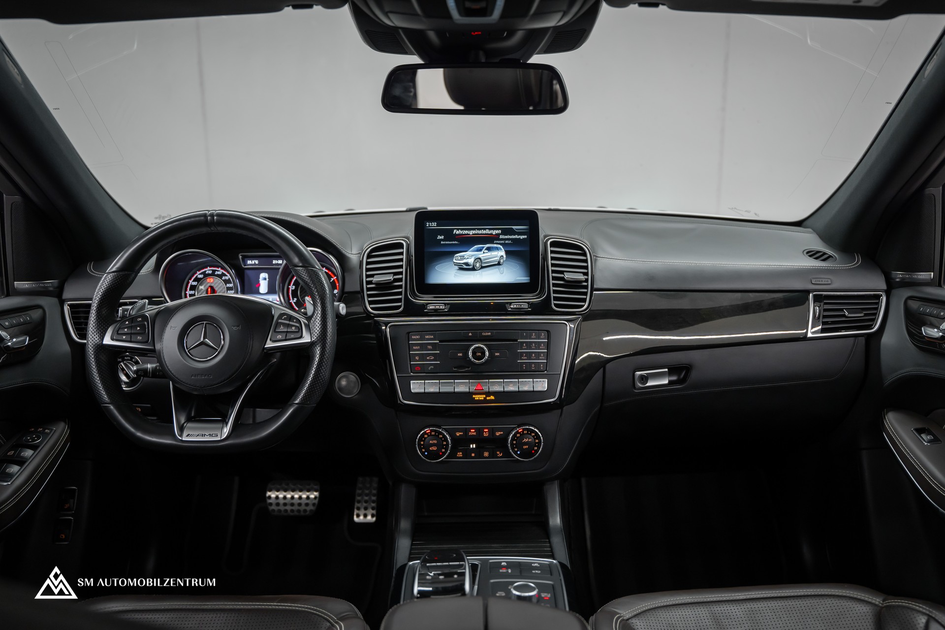 MERCEDES-BENZ GLS 63 V8 AMG / Panoramadach / 360° / Massage / Sitzbelüftung / Night Paket /-image-15