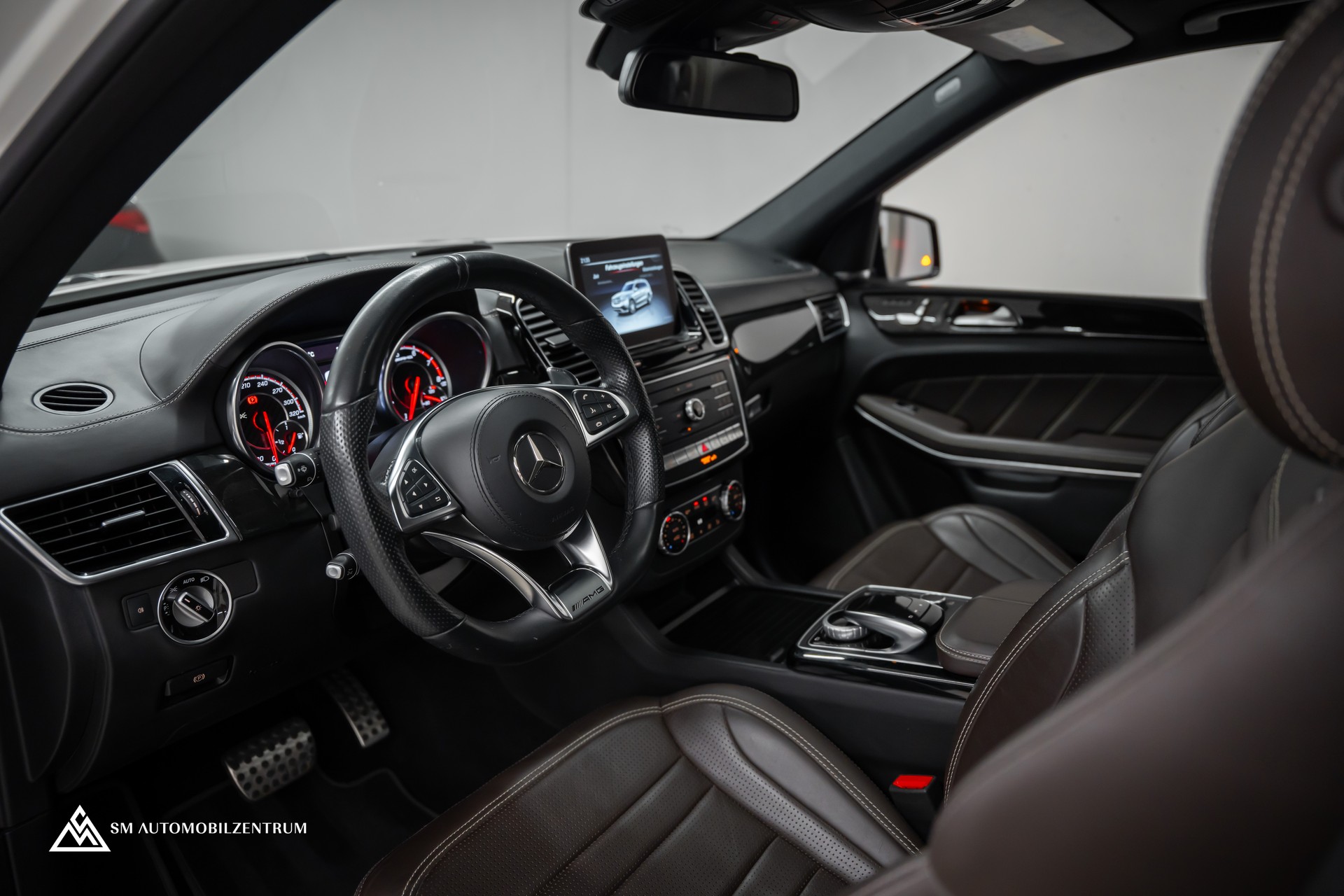 MERCEDES-BENZ GLS 63 V8 AMG / Panoramadach / 360° / Massage / Sitzbelüftung / Night Paket /-image-16