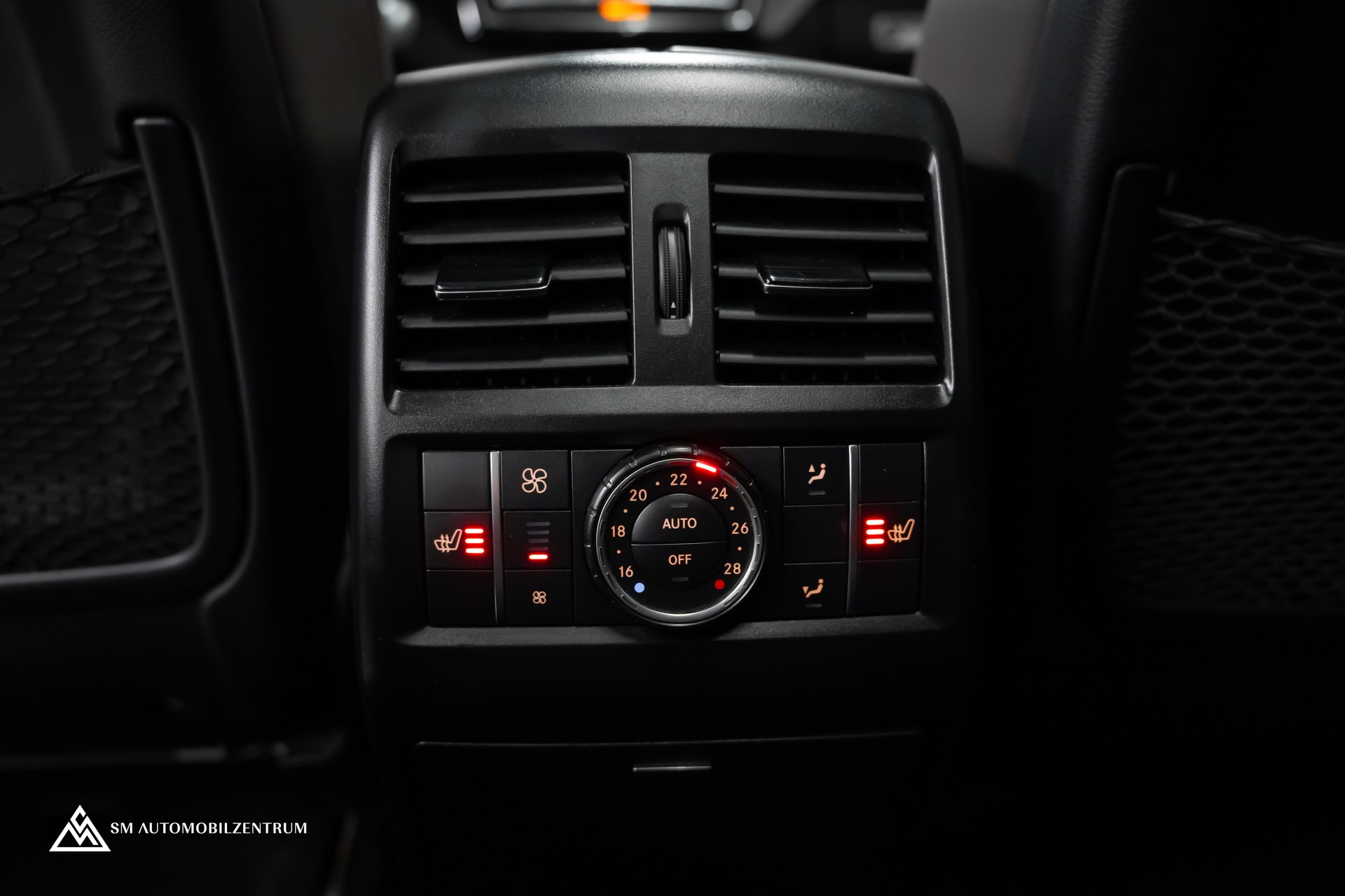 MERCEDES-BENZ GLS 63 V8 AMG / Panoramadach / 360° / Massage / Sitzbelüftung / Night Paket /-image-25