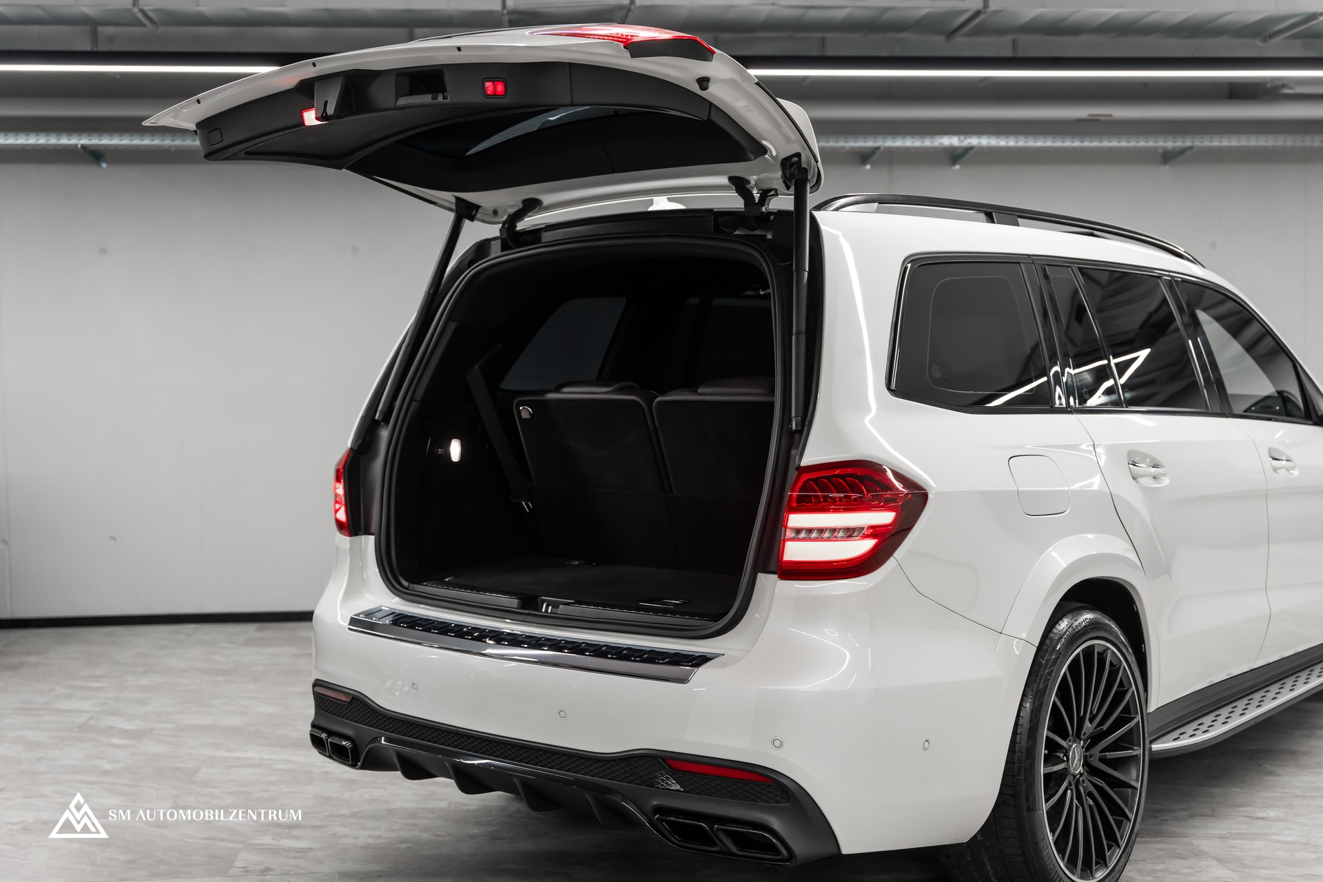 MERCEDES-BENZ GLS 63 V8 AMG / Panoramadach / 360° / Massage / Sitzbelüftung / Night Paket /-image-11