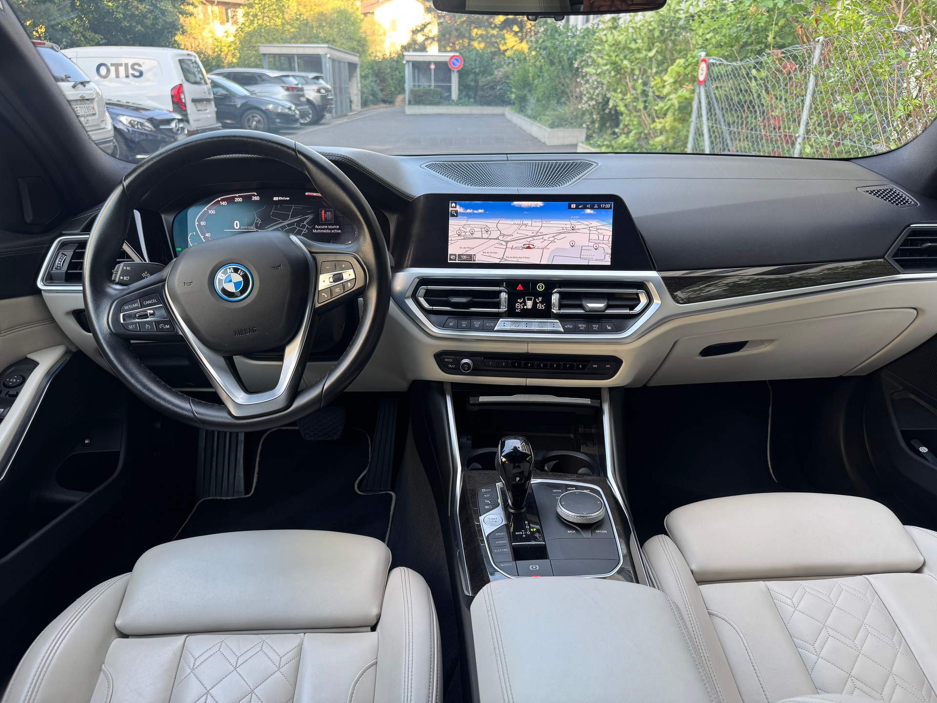 BMW 330e xDrive Sport Line Steptronic-image-10