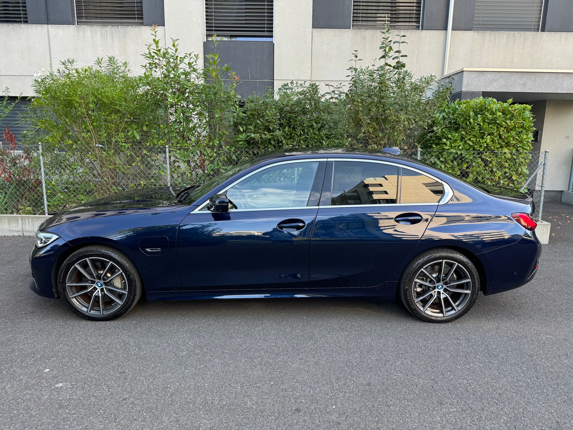 BMW 330e xDrive Sport Line Steptronic-image-3