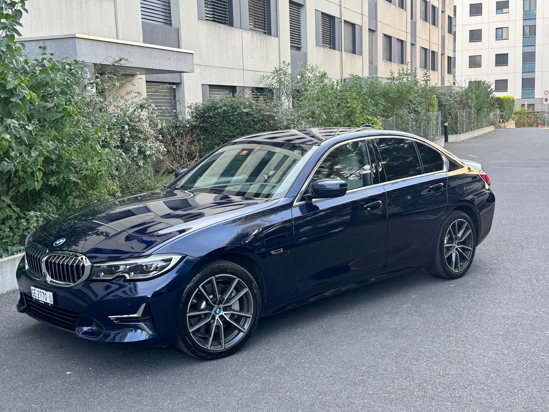 BMW 330e xDrive Sport Line Steptronic-image-2