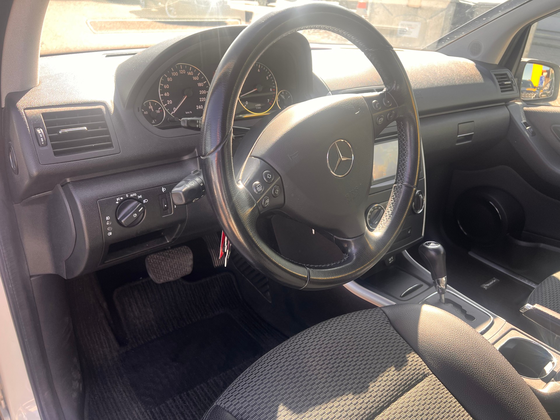 MERCEDES-BENZ A 180 Avantgarde Selection Autotronic-image-8