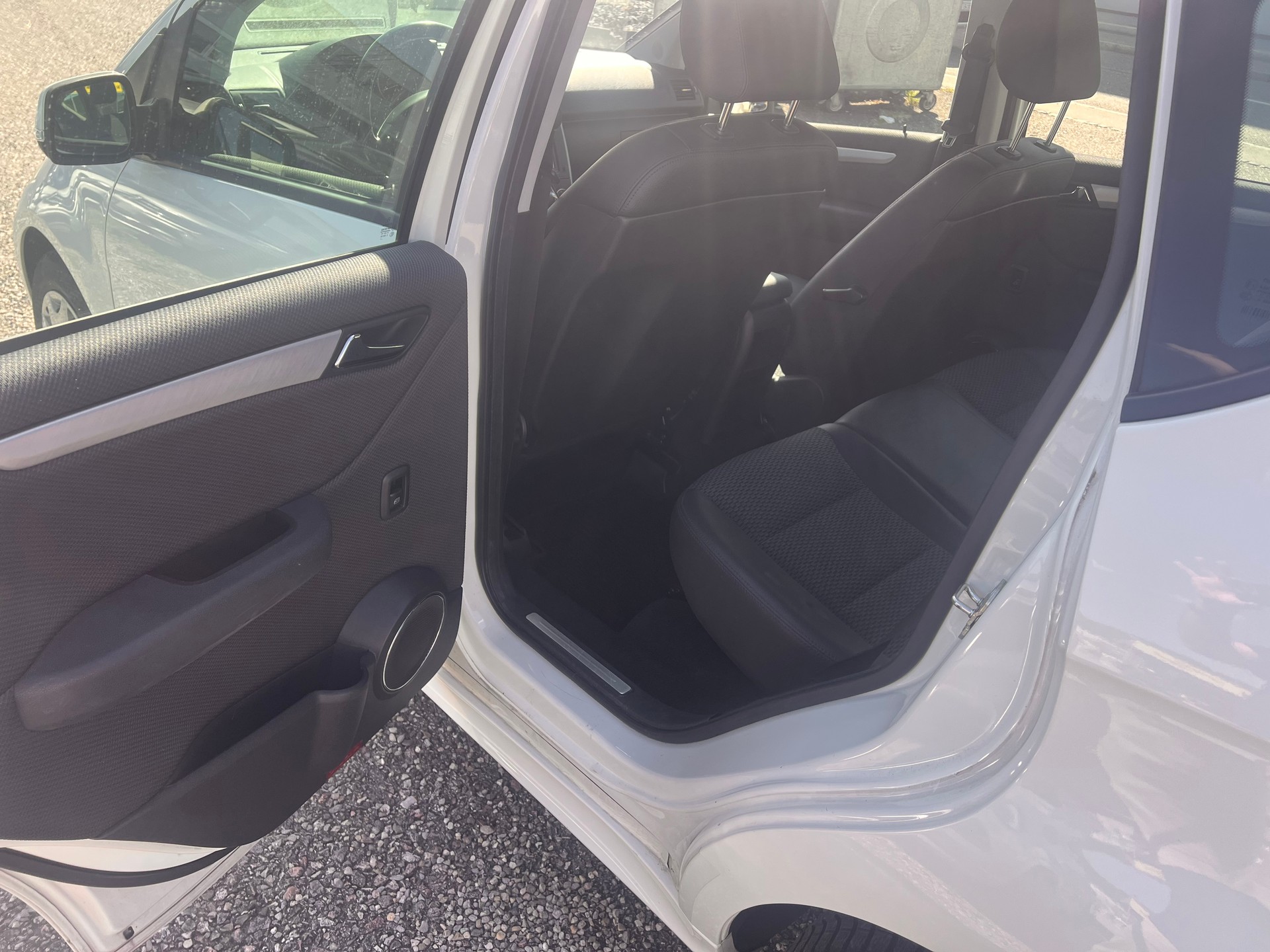 MERCEDES-BENZ A 180 Avantgarde Selection Autotronic-image-11