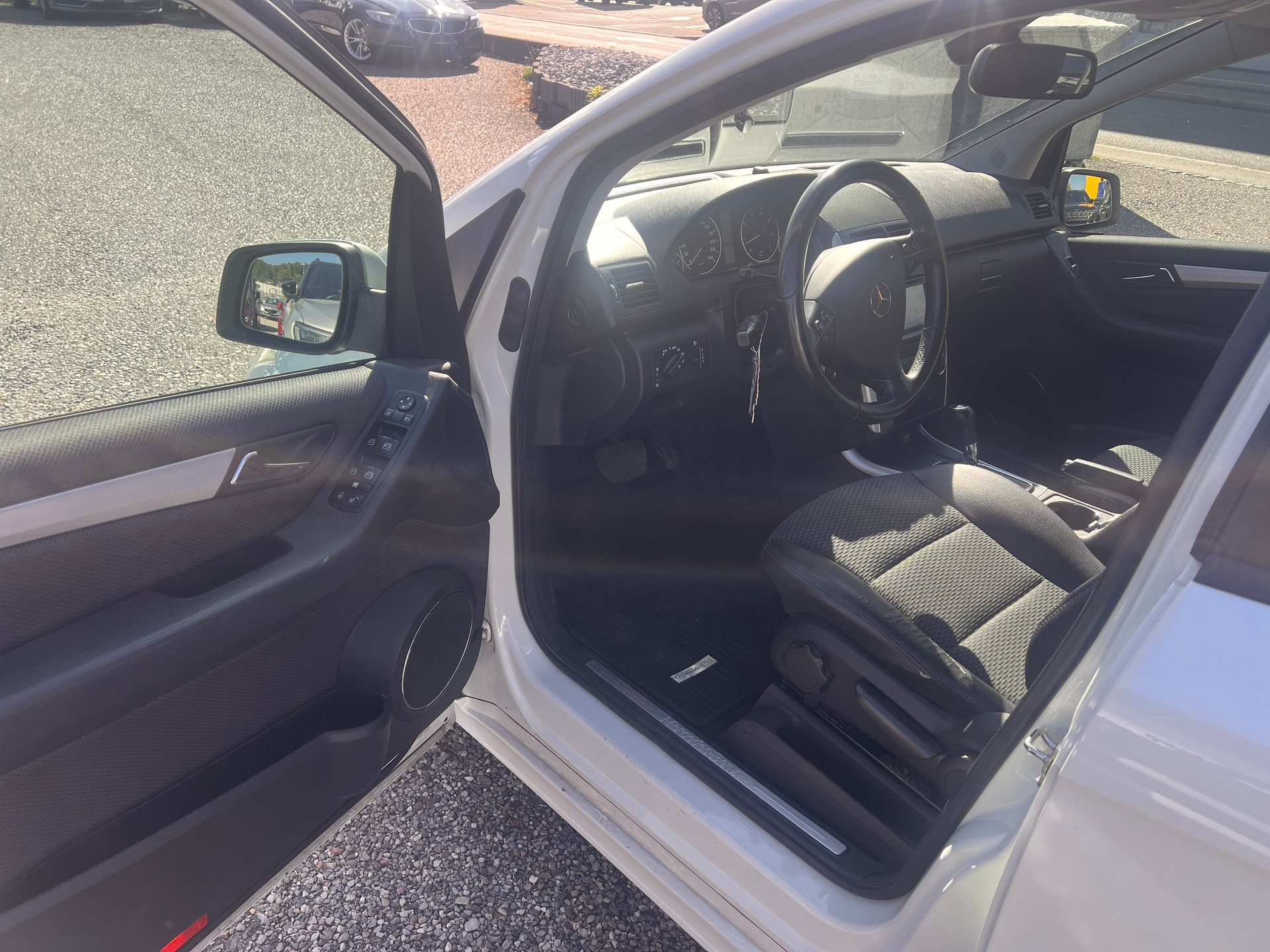 MERCEDES-BENZ A 180 Avantgarde Selection Autotronic-image-10