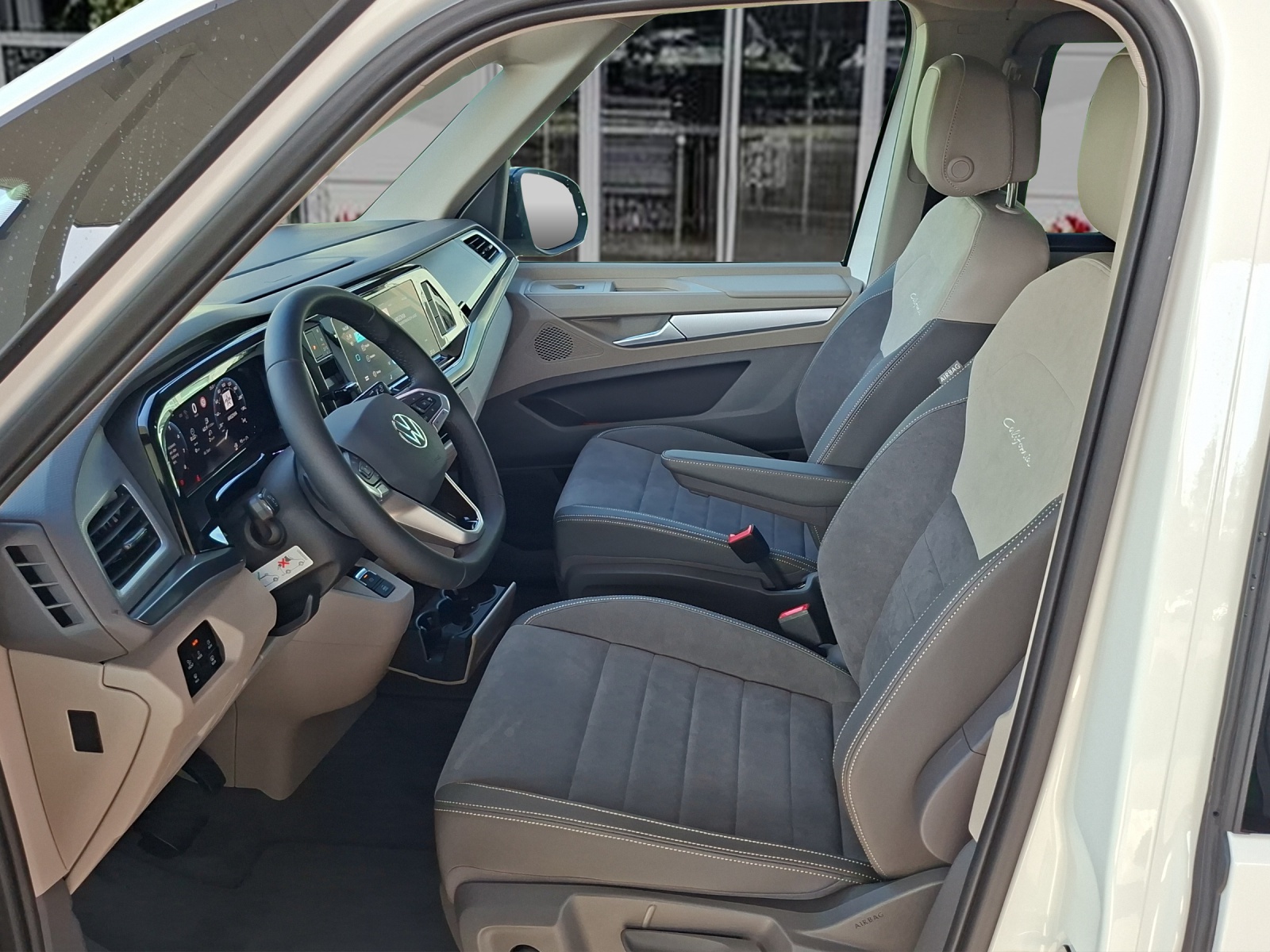 VW California 2.0 TSI Beach Tour Liberty-image-10