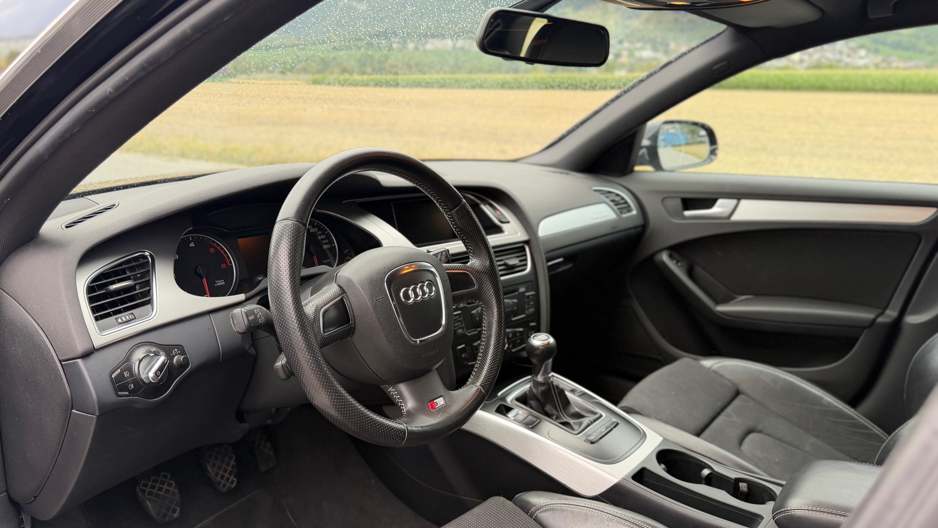 AUDI A4 Avant 2.0 TDI quattro-image-10