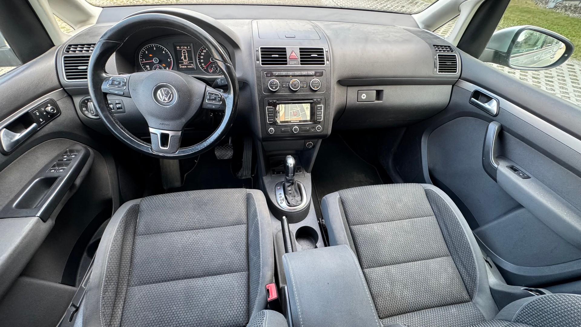 VW Touran 1.6 TDI BlueMotion Technology Design DSG-image-7