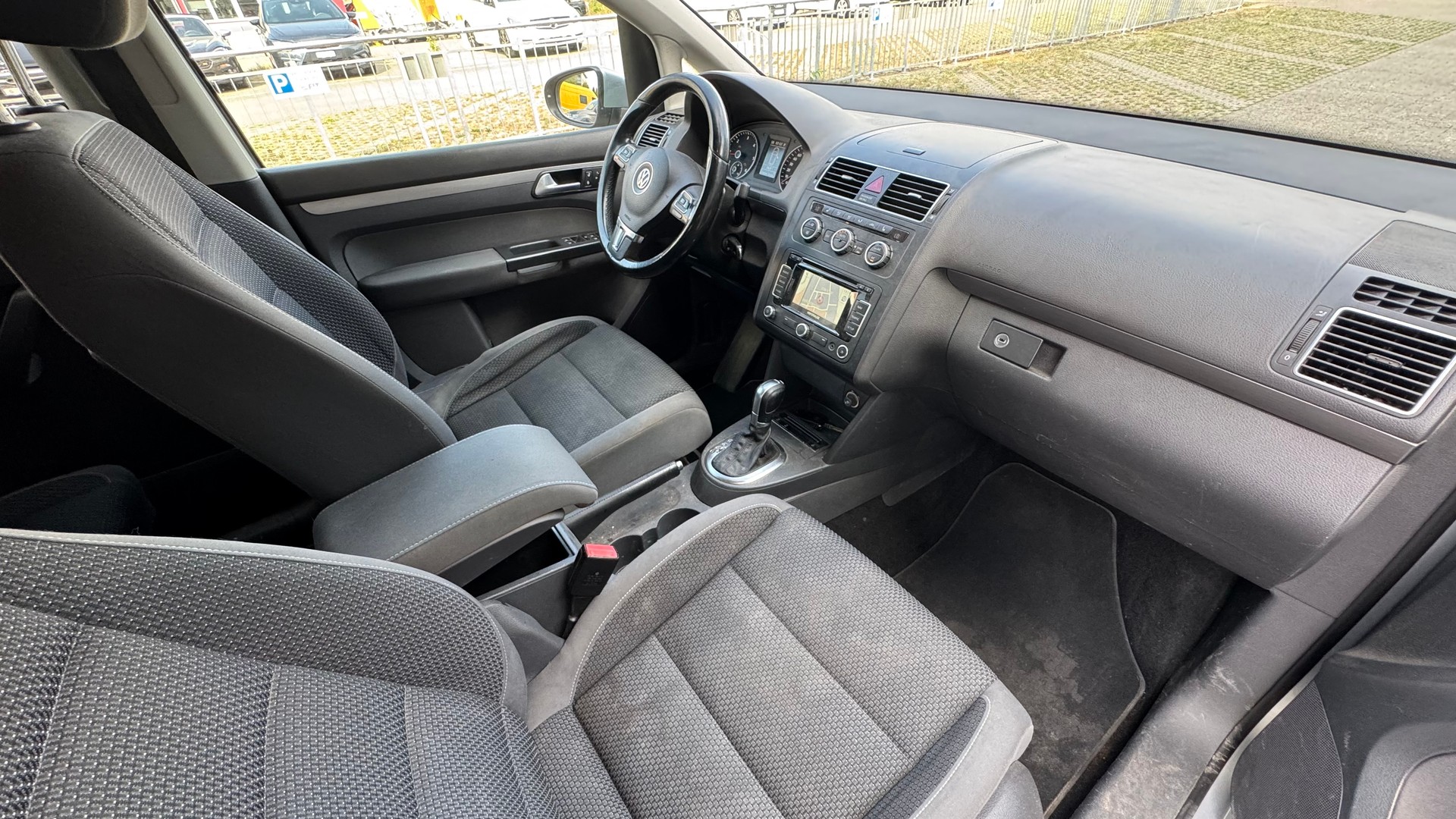 VW Touran 1.6 TDI BlueMotion Technology Design DSG-image-8