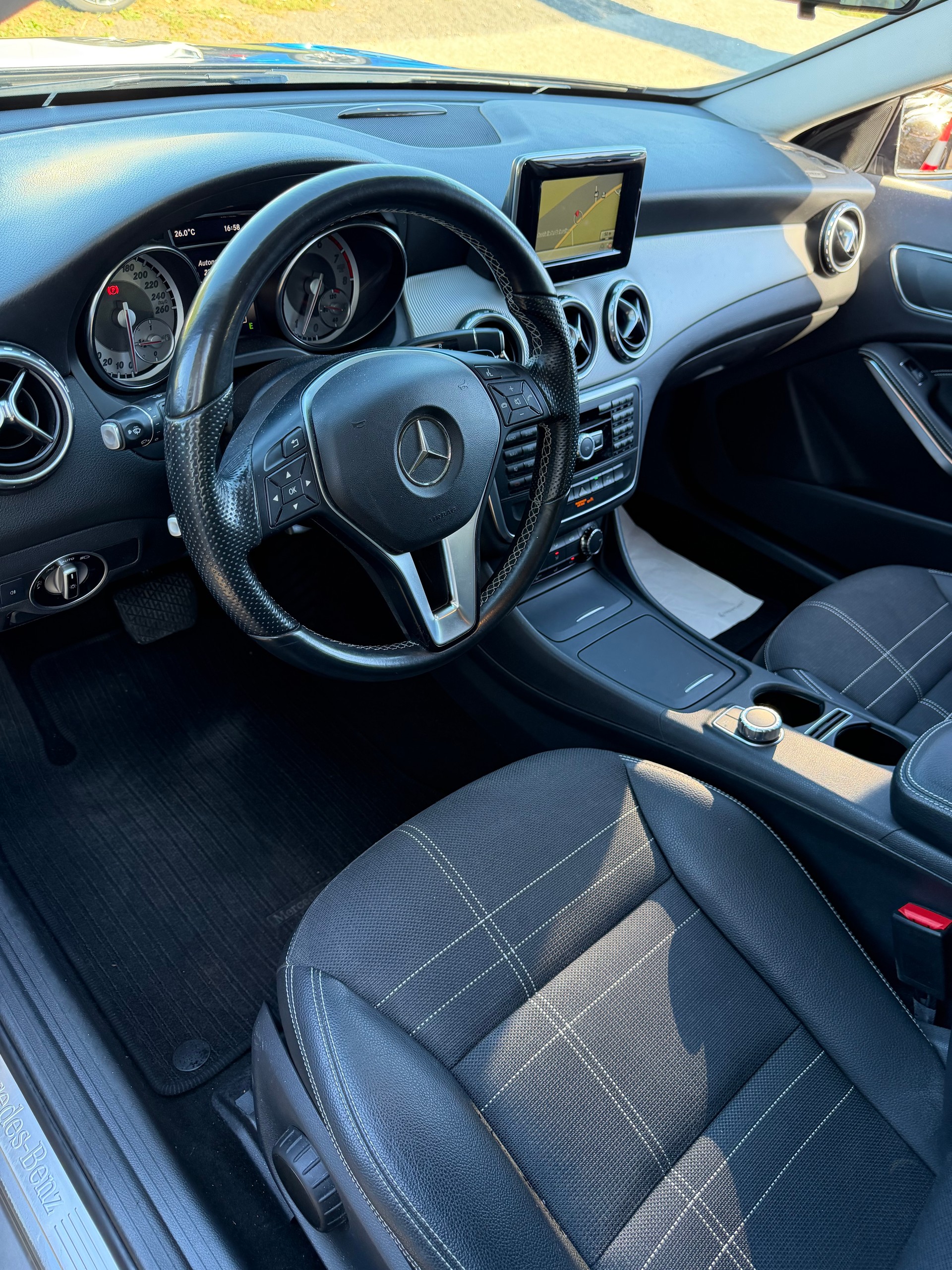 MERCEDES-BENZ GLA 200 Night Star 7G-DCT-image-2