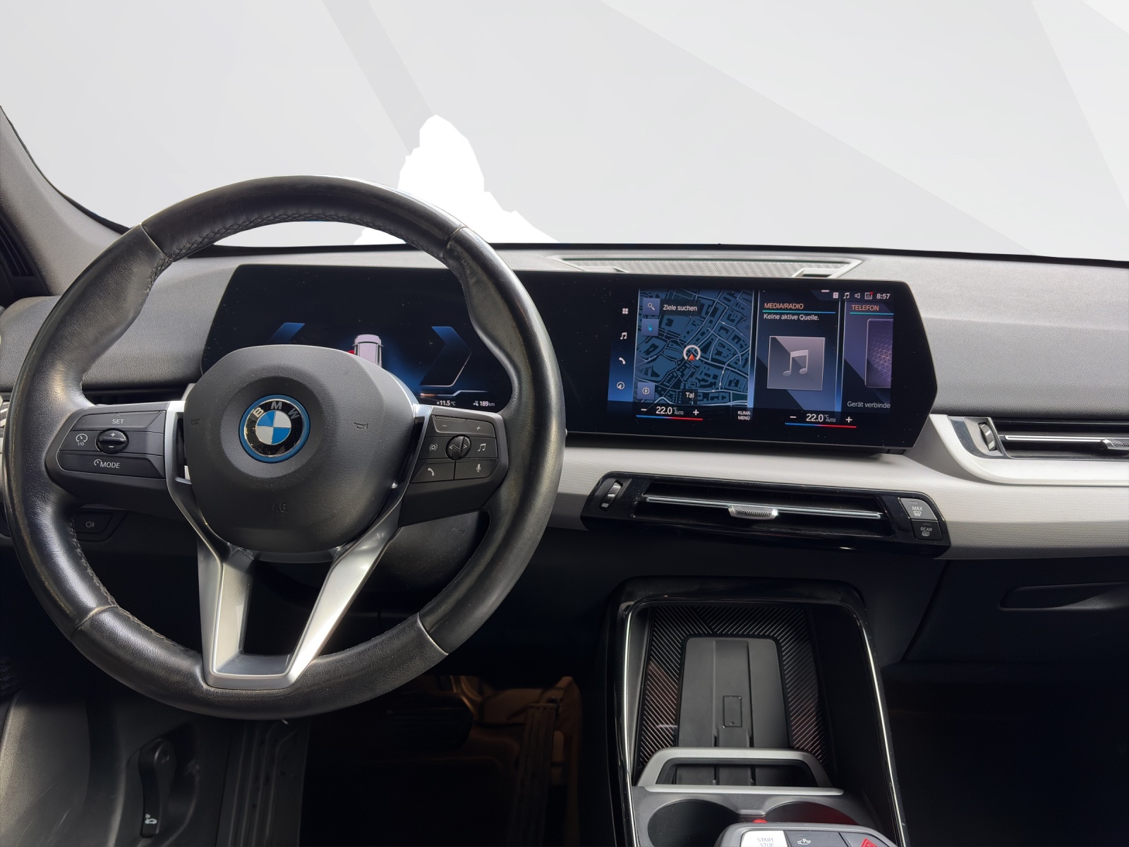 BMW iX1 xDrive30-image-10