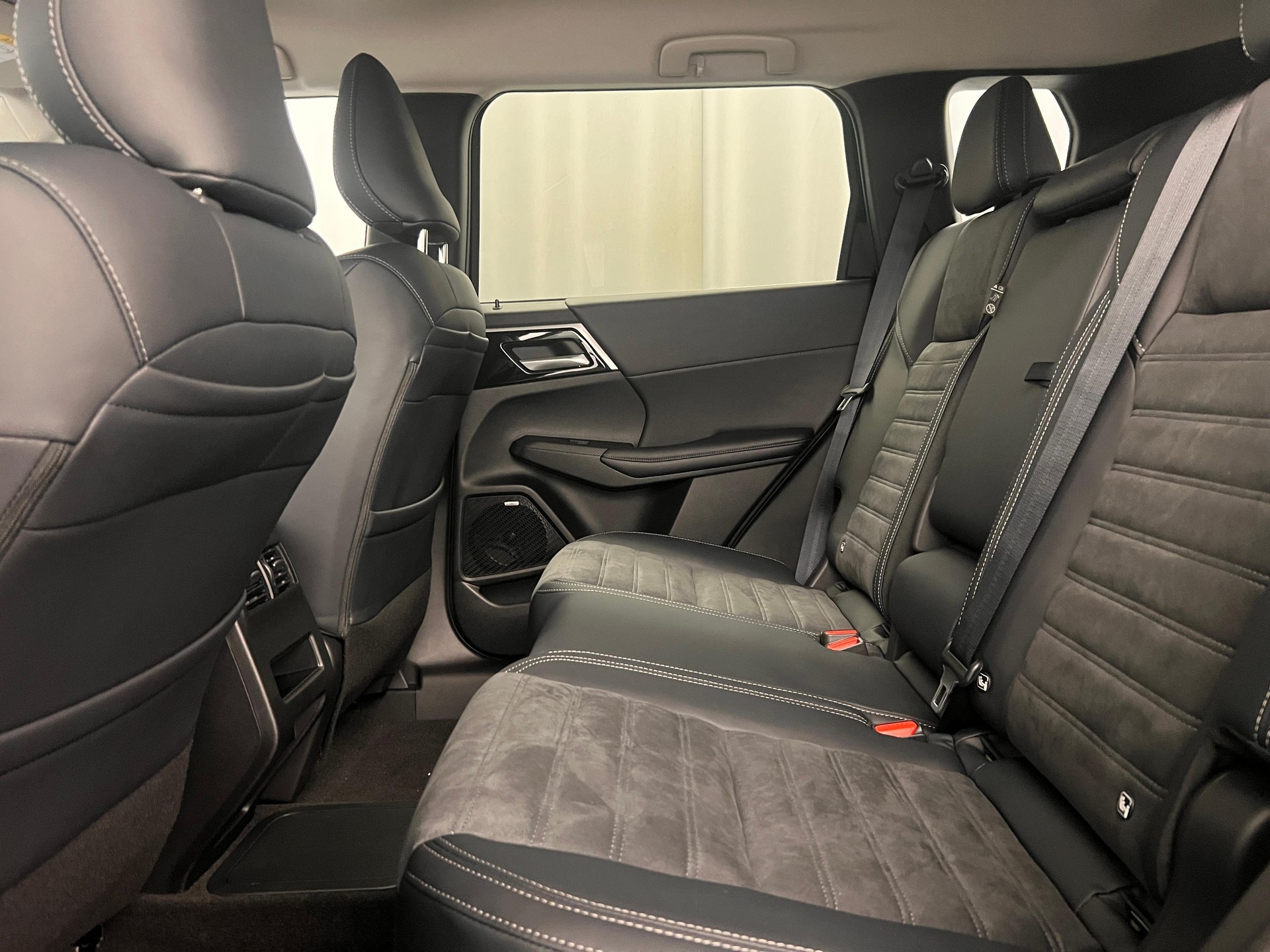 MITSUBISHI Outlander 2.4 PHEV Invite 4x4-image-7
