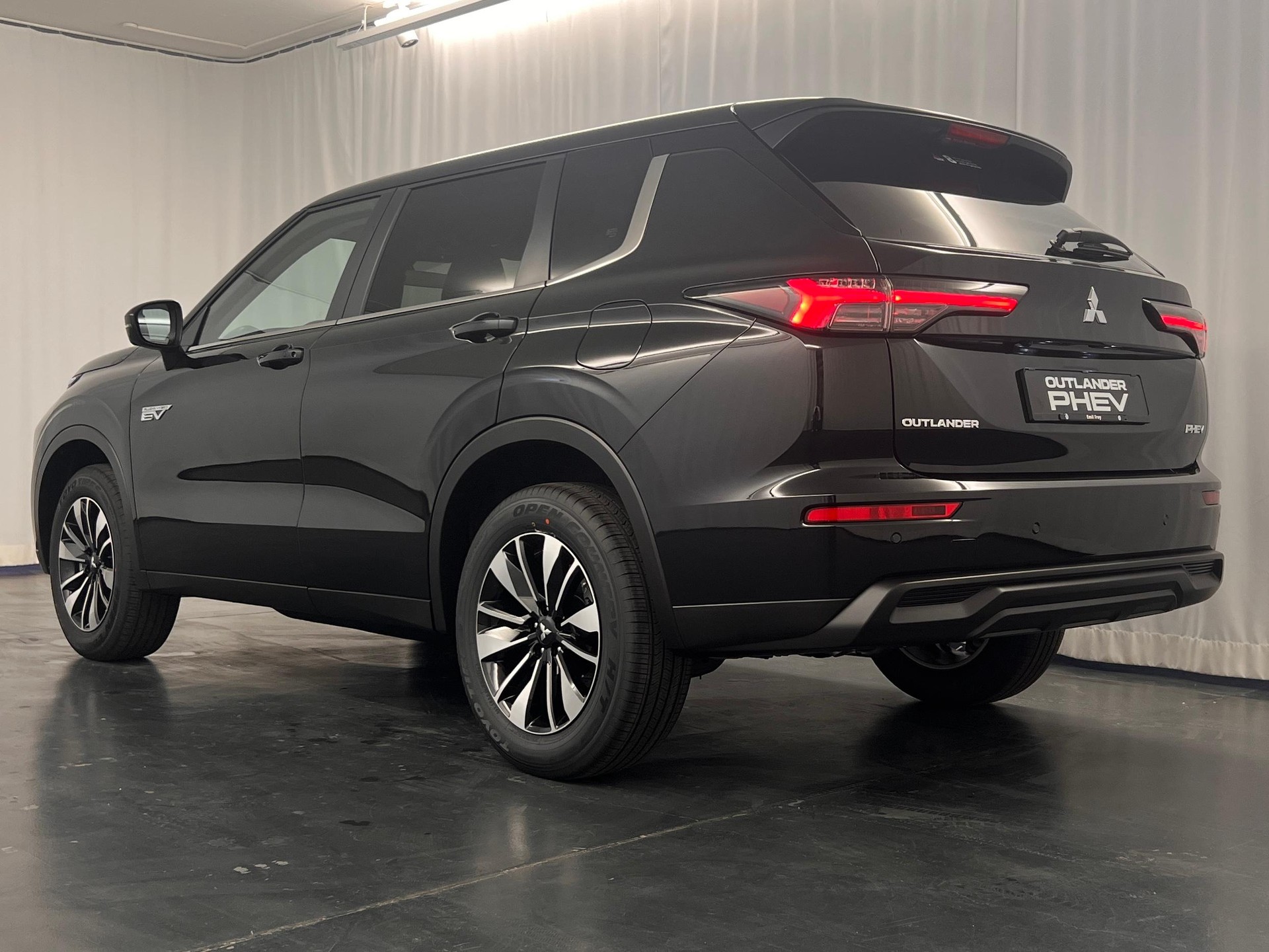 MITSUBISHI Outlander 2.4 PHEV Invite 4x4-image-6